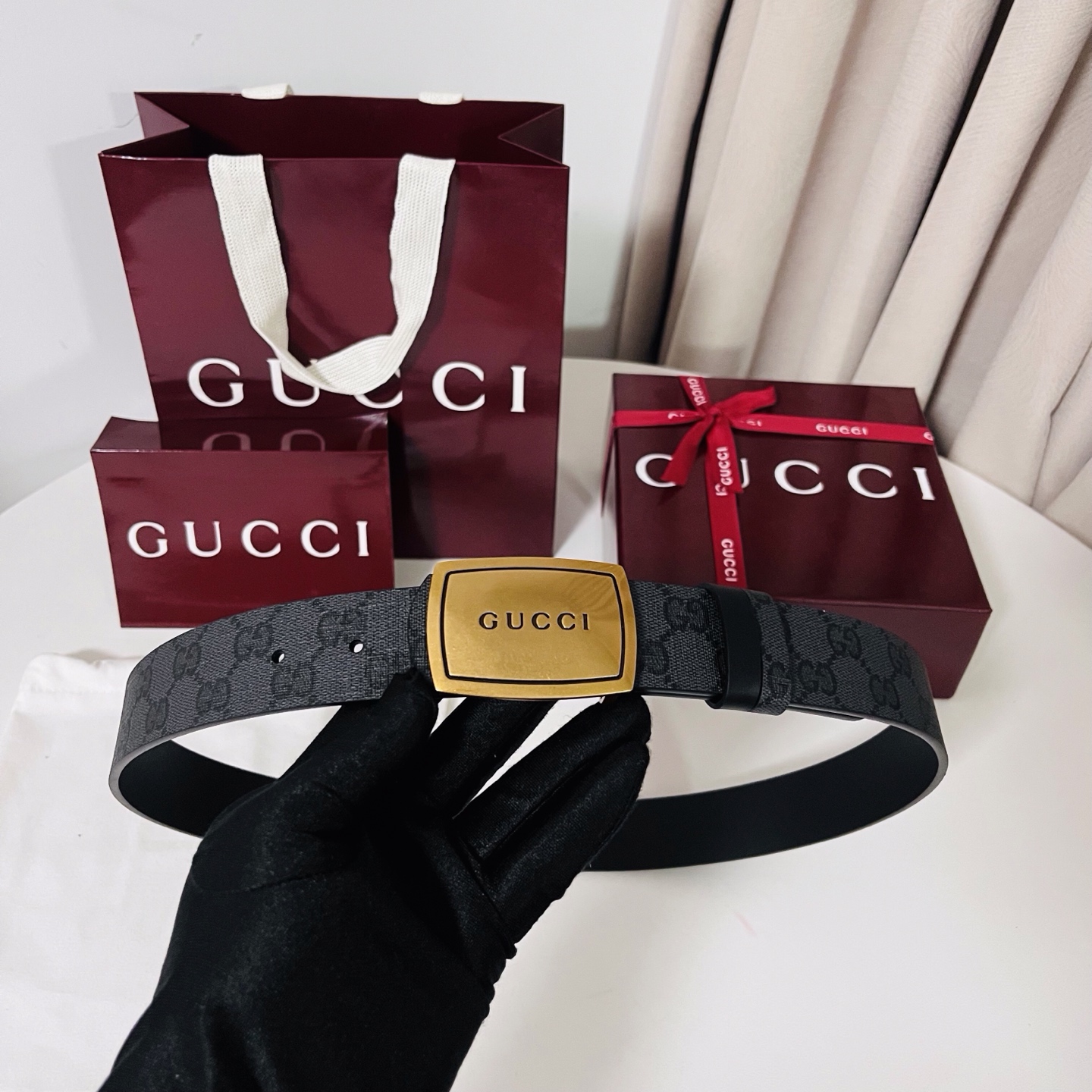 新款 Generation Gucci古驰世代系列深入探索品牌的典藏元素，将不同世代的设计融合为统一的美