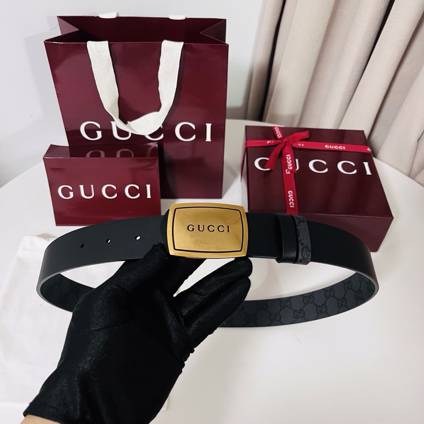 新款 Generation Gucci古驰世代系列深入探索品牌的典藏元素，将不同世代的设计融合为统一的美