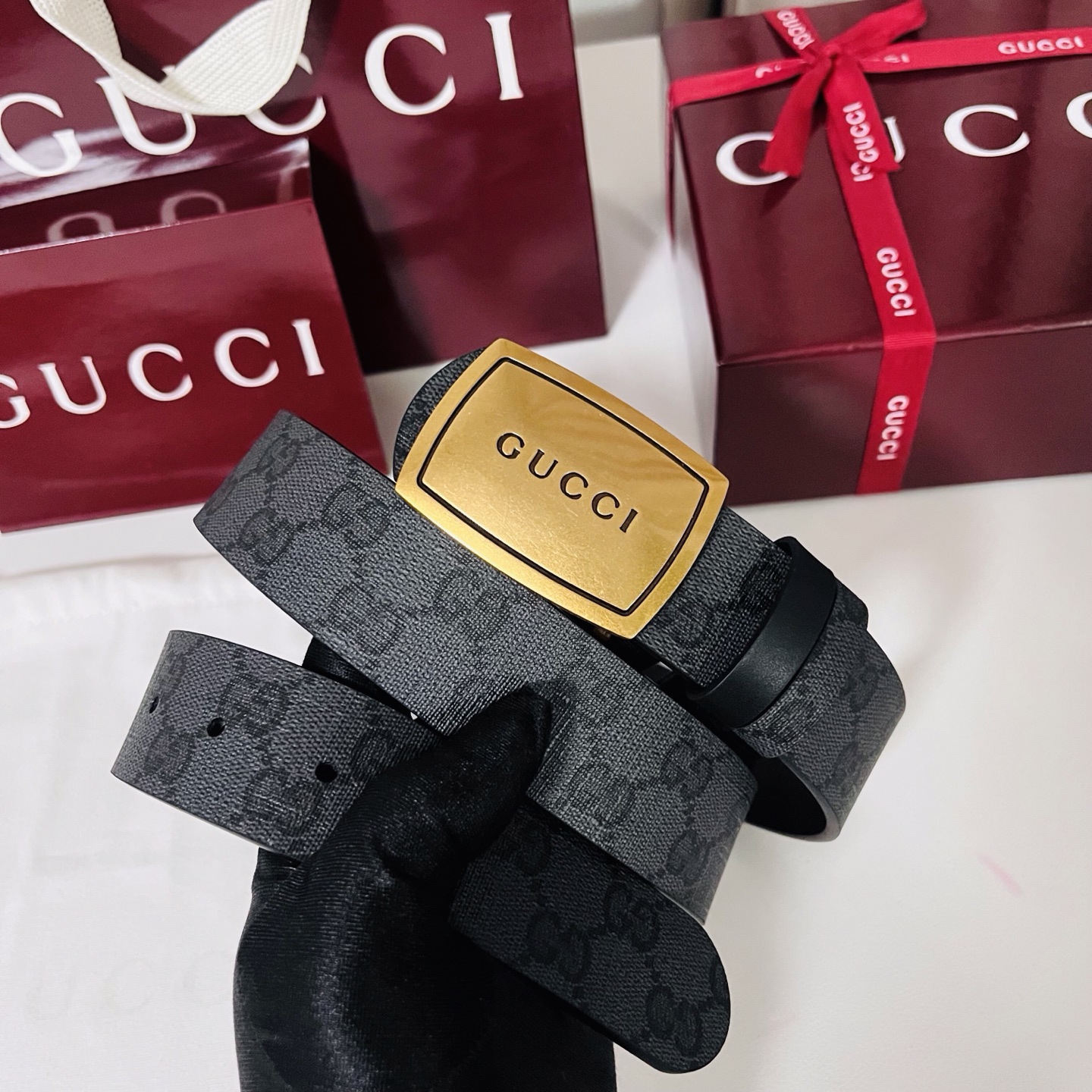 新款 Generation Gucci古驰世代系列深入探索品牌的典藏元素，将不同世代的设计融合为统一的美