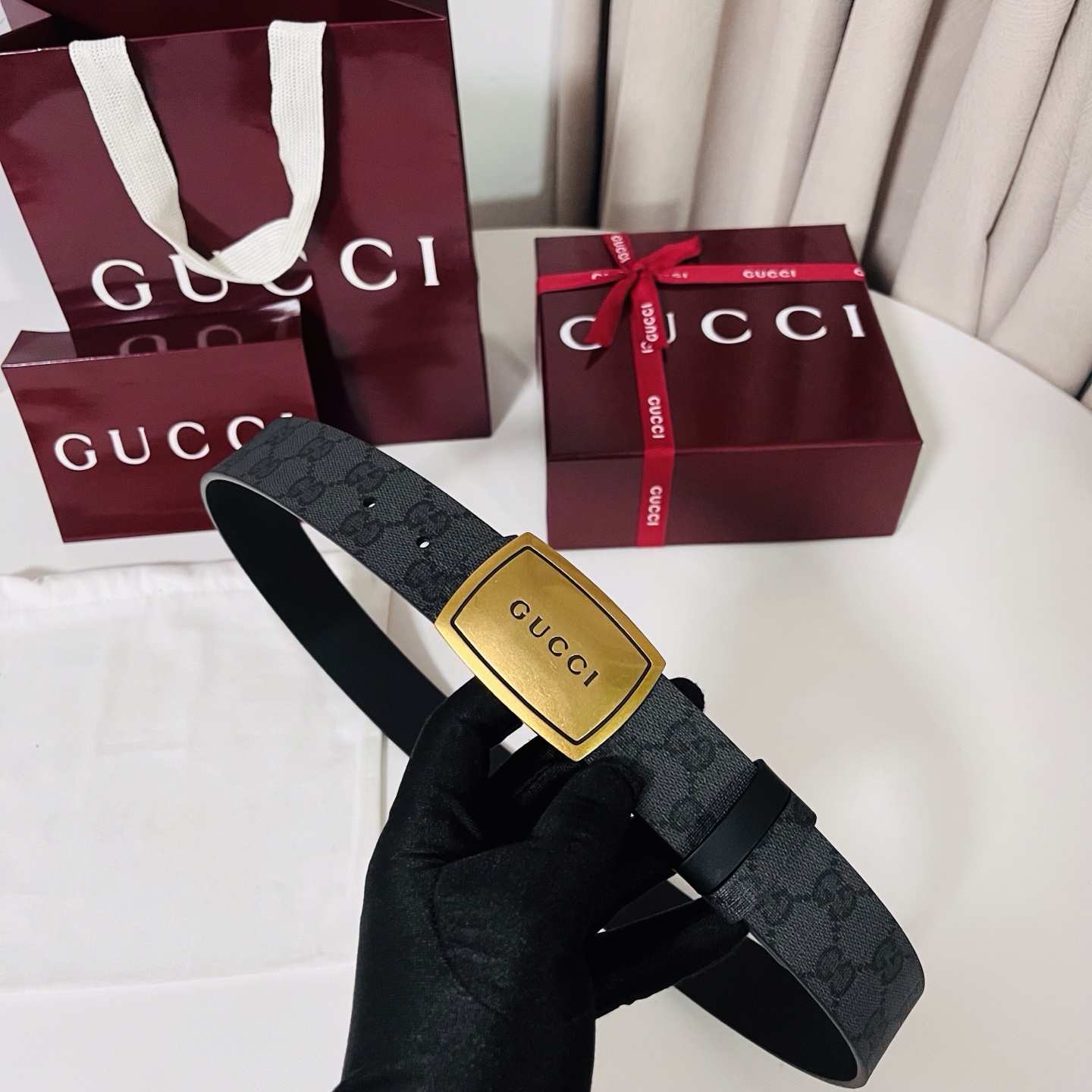 新款 Generation Gucci古驰世代系列深入探索品牌的典藏元素，将不同世代的设计融合为统一的美