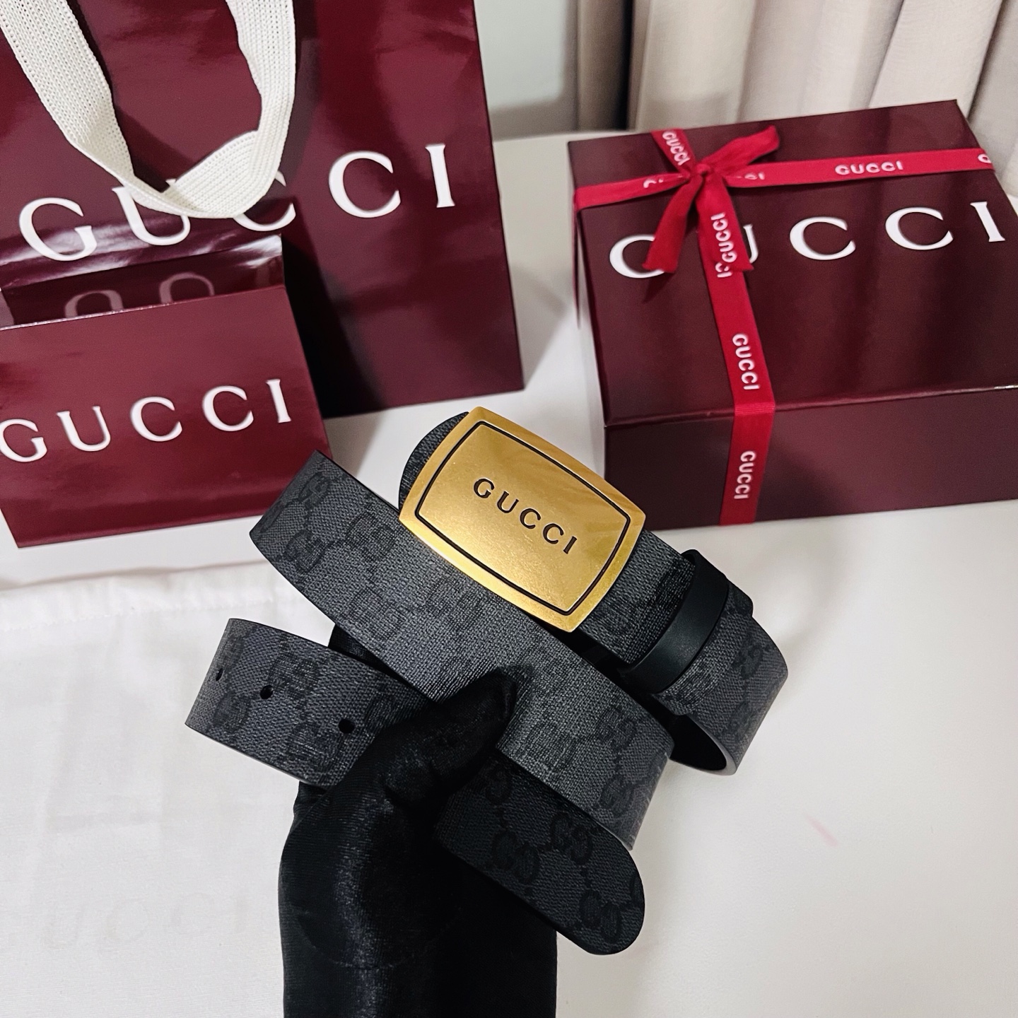 新款 Generation Gucci古驰世代系列深入探索品牌的典藏元素，将不同世代的设计融合为统一的美