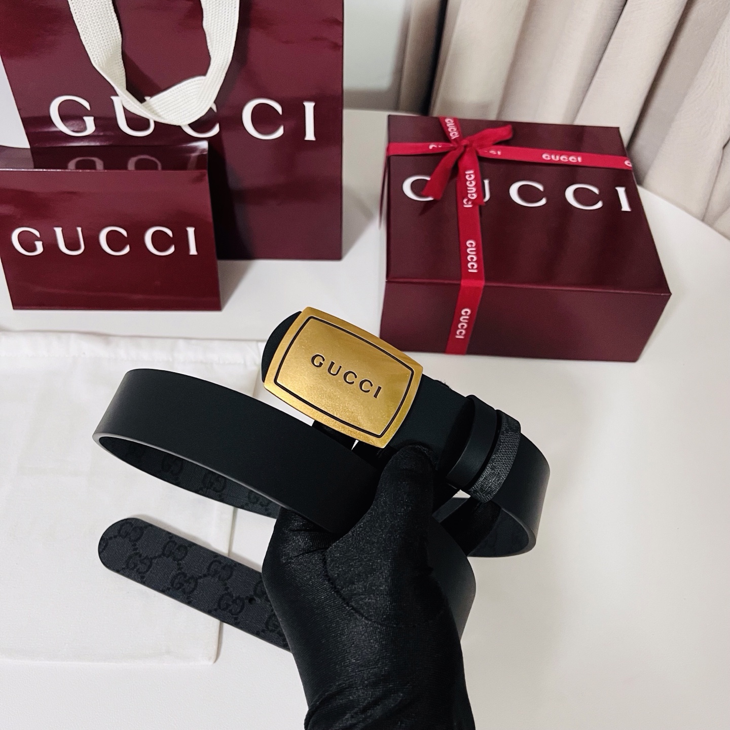 新款 Generation Gucci古驰世代系列深入探索品牌的典藏元素，将不同世代的设计融合为统一的美