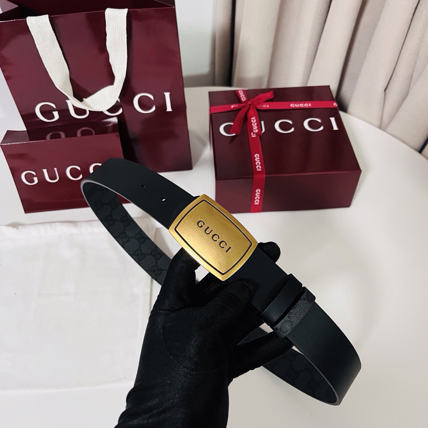 新款 Generation Gucci古驰世代系列深入探索品牌的典藏元素，将不同世代的设计融合为统一的美