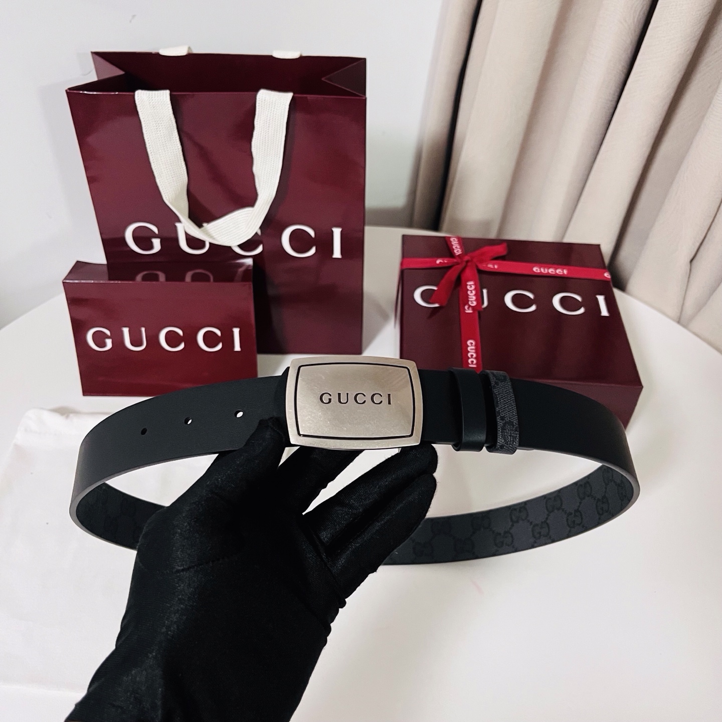 新款 Generation Gucci古驰世代系列深入探索品牌的典藏元素，将不同世代的设计融合为统一的美