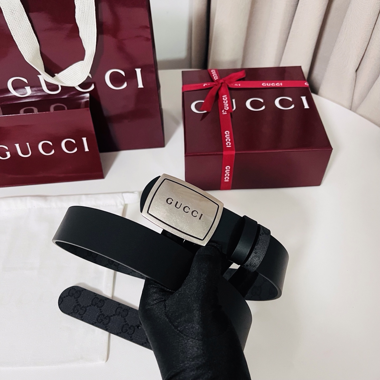 新款 Generation Gucci古驰世代系列深入探索品牌的典藏元素，将不同世代的设计融合为统一的美