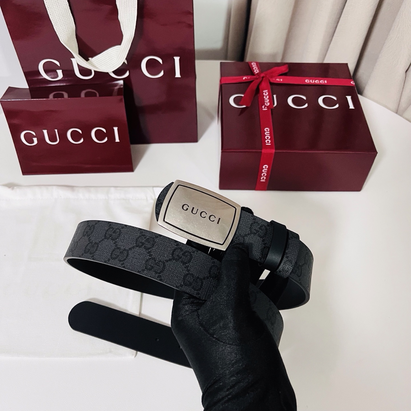 新款 Generation Gucci古驰世代系列深入探索品牌的典藏元素，将不同世代的设计融合为统一的美