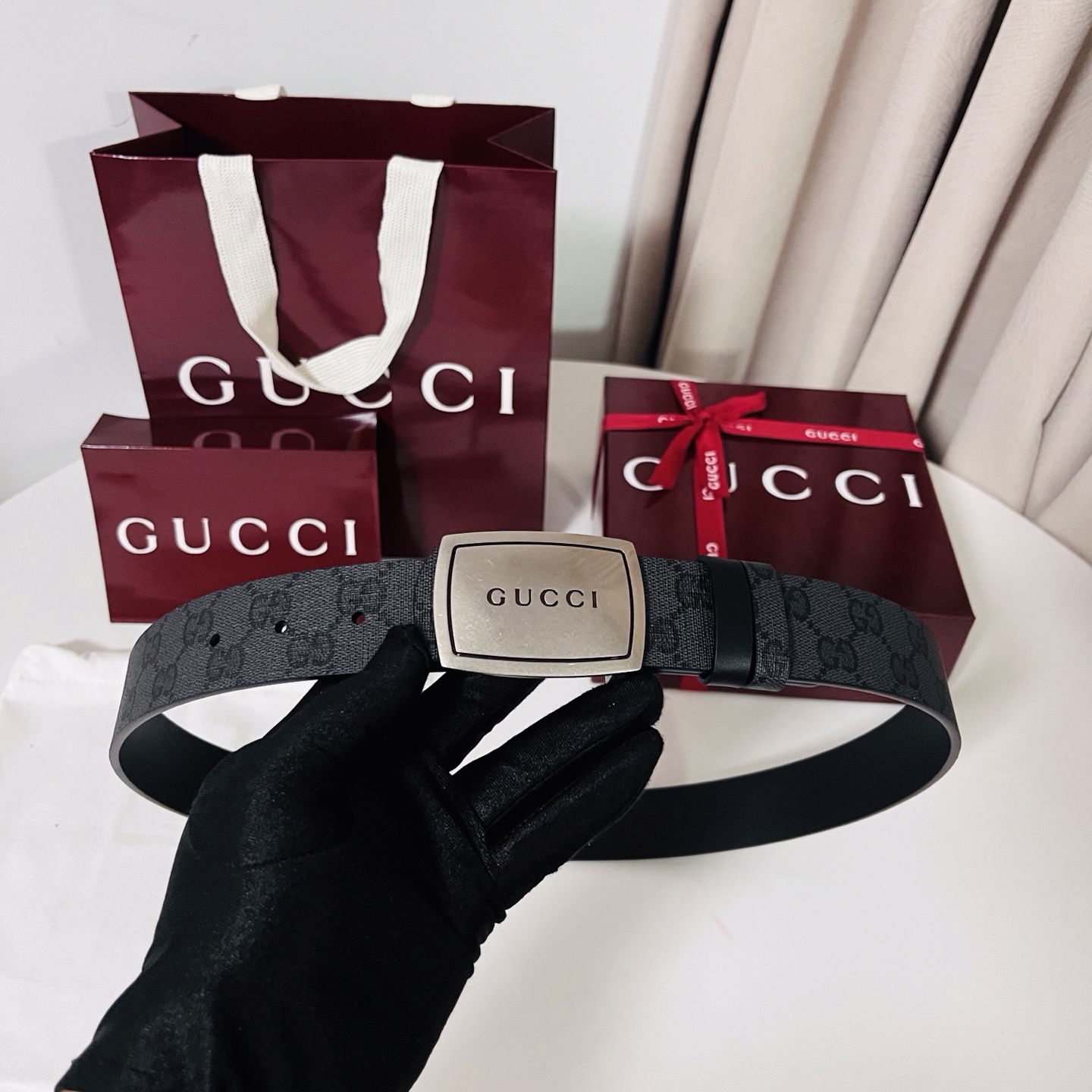 新款 Generation Gucci古驰世代系列深入探索品牌的典藏元素，将不同世代的设计融合为统一的美