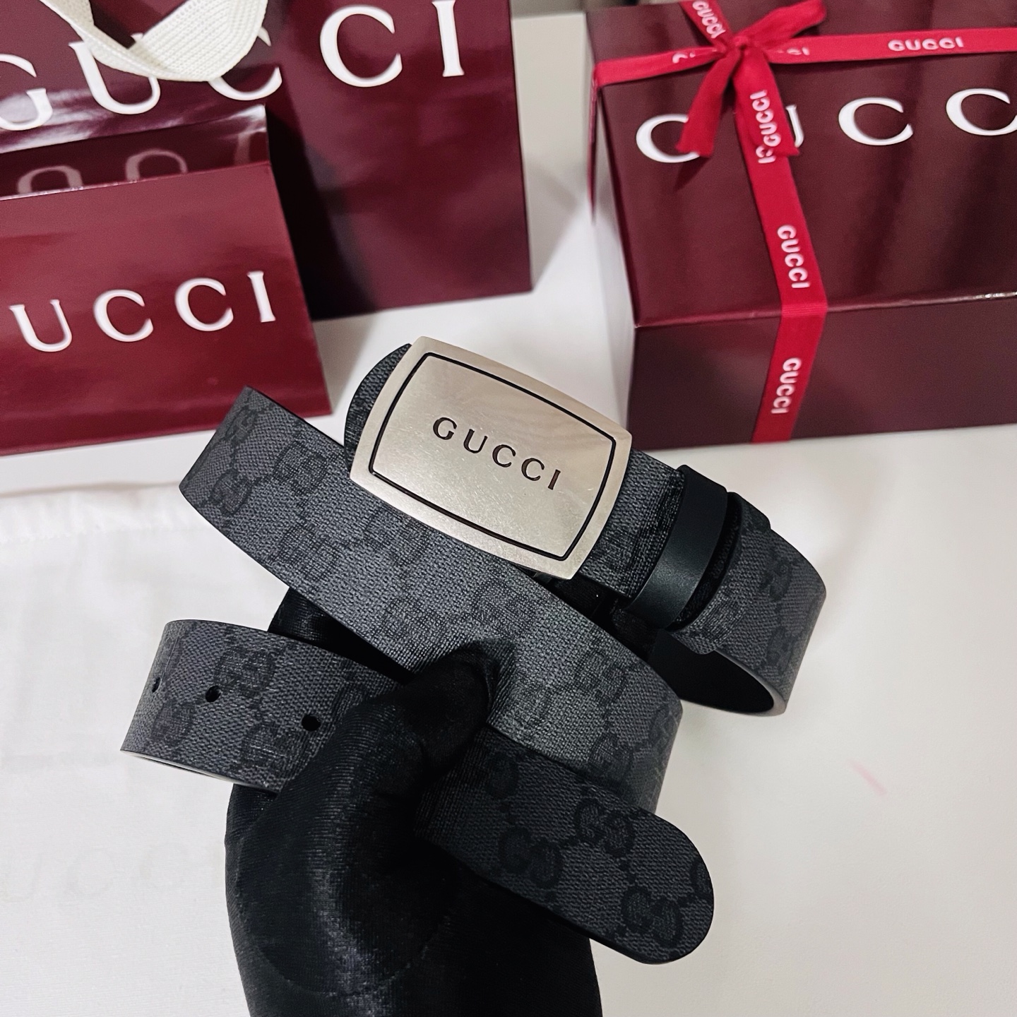 新款 Generation Gucci古驰世代系列深入探索品牌的典藏元素，将不同世代的设计融合为统一的美