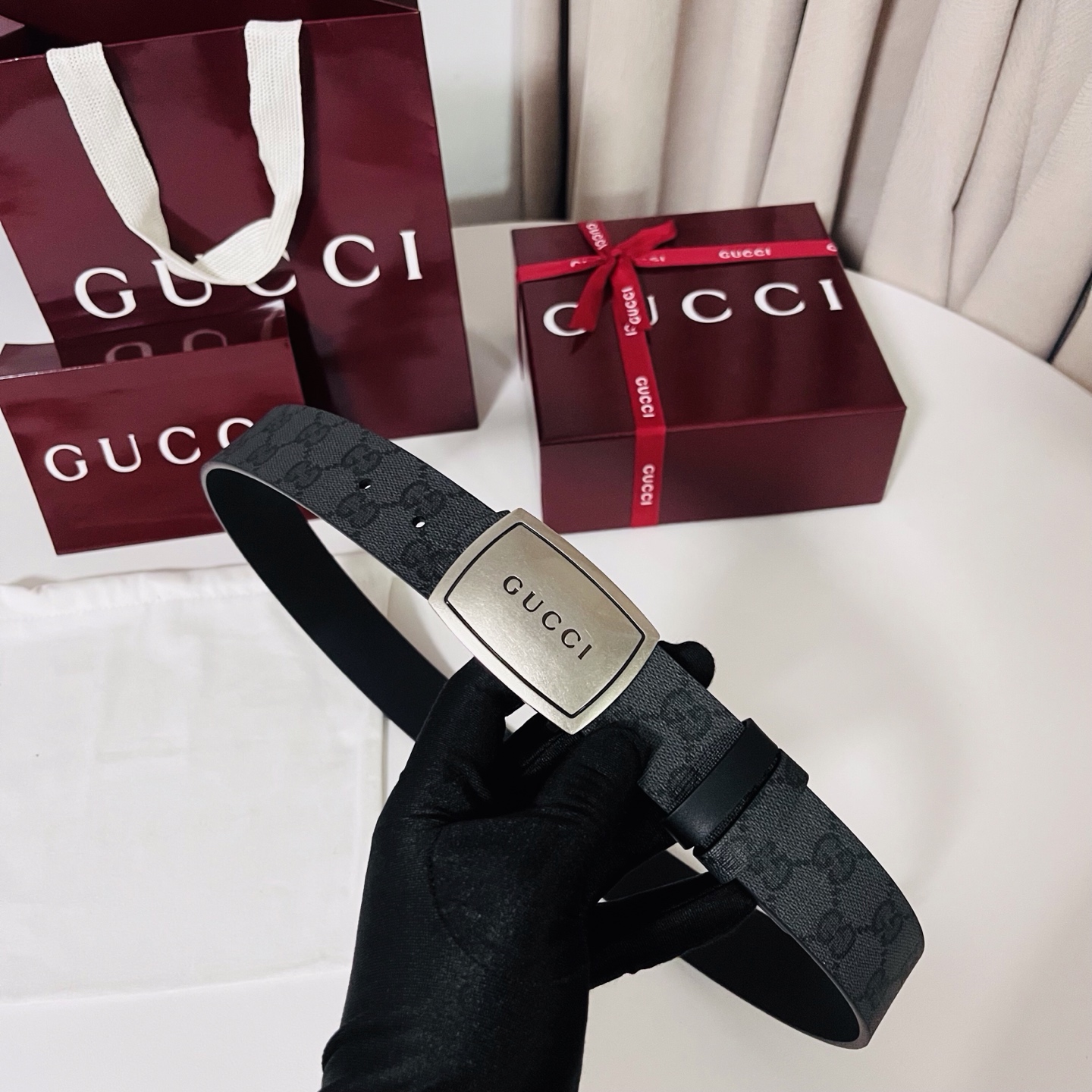 新款 Generation Gucci古驰世代系列深入探索品牌的典藏元素，将不同世代的设计融合为统一的美