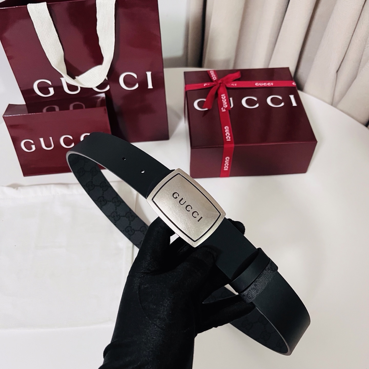新款 Generation Gucci古驰世代系列深入探索品牌的典藏元素，将不同世代的设计融合为统一的美