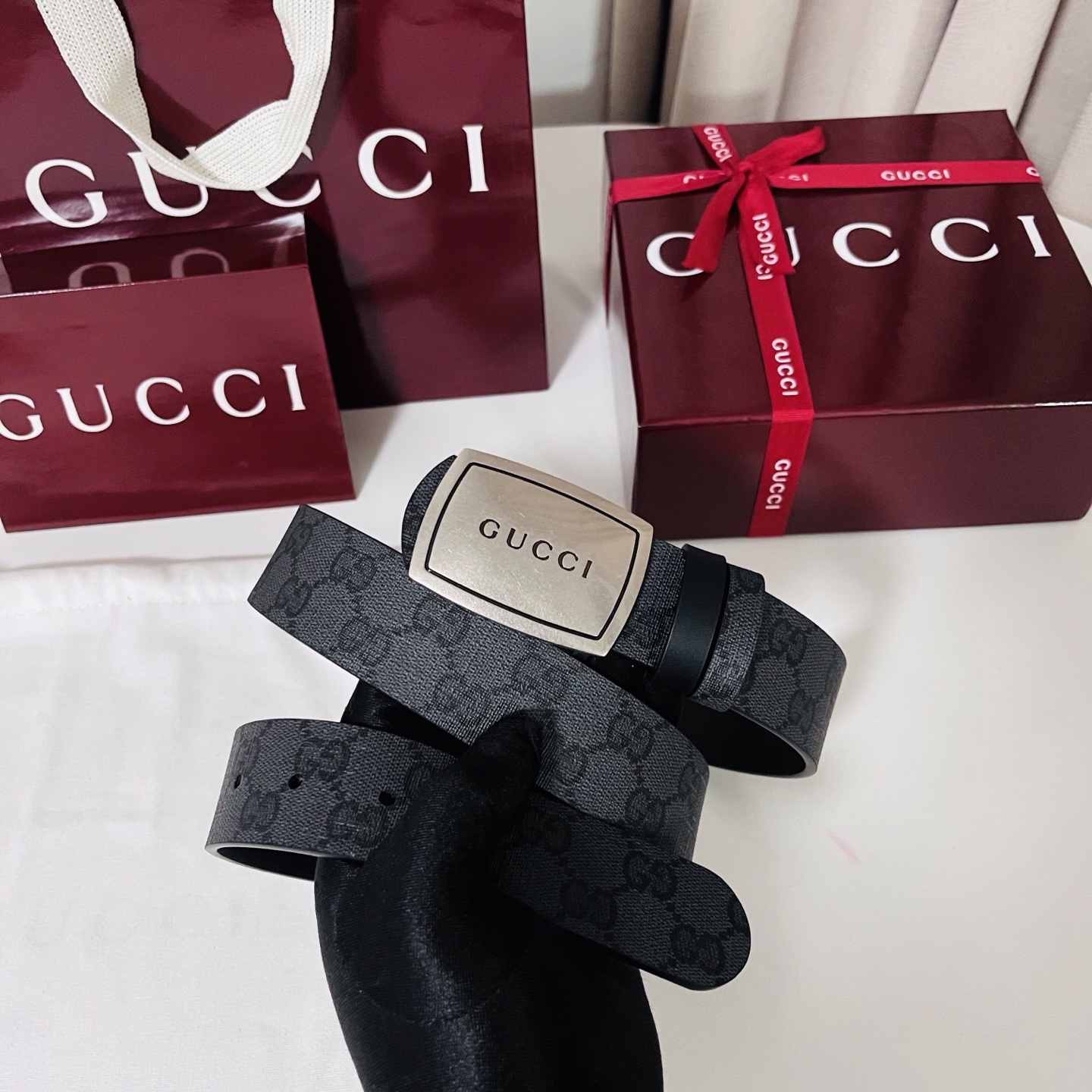 新款 Generation Gucci古驰世代系列深入探索品牌的典藏元素，将不同世代的设计融合为统一的美