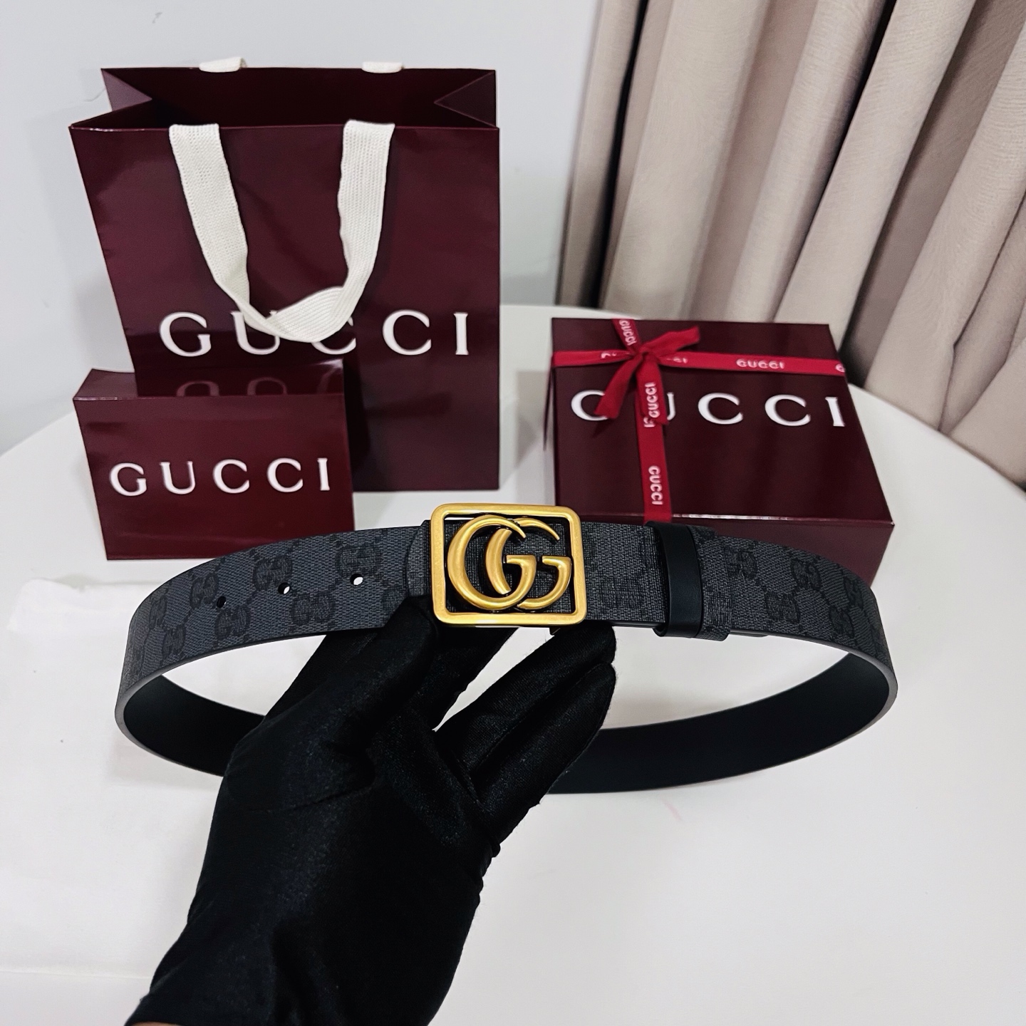 新款 Generation Gucci古驰世代系列深入探索品牌的典藏元素，将不同世代的设计融合为统一的美