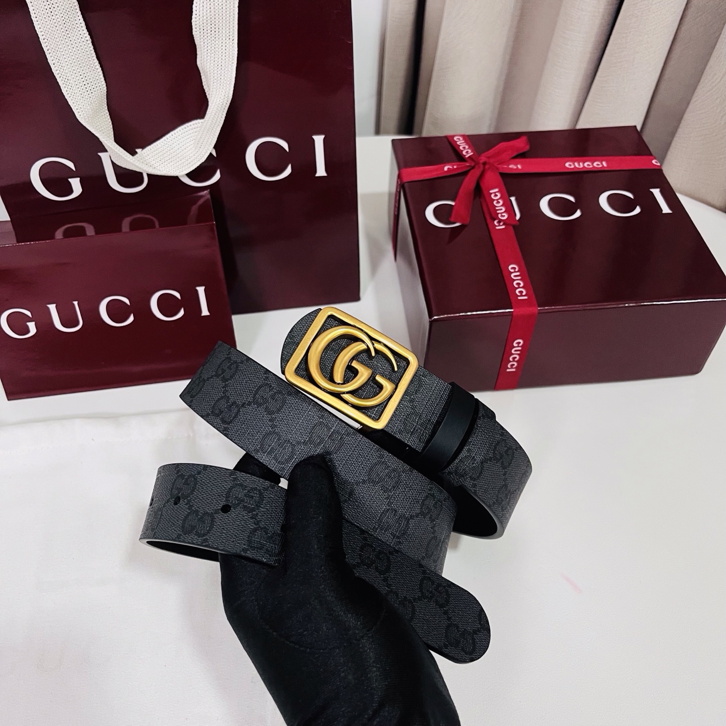 新款 Generation Gucci古驰世代系列深入探索品牌的典藏元素，将不同世代的设计融合为统一的美
