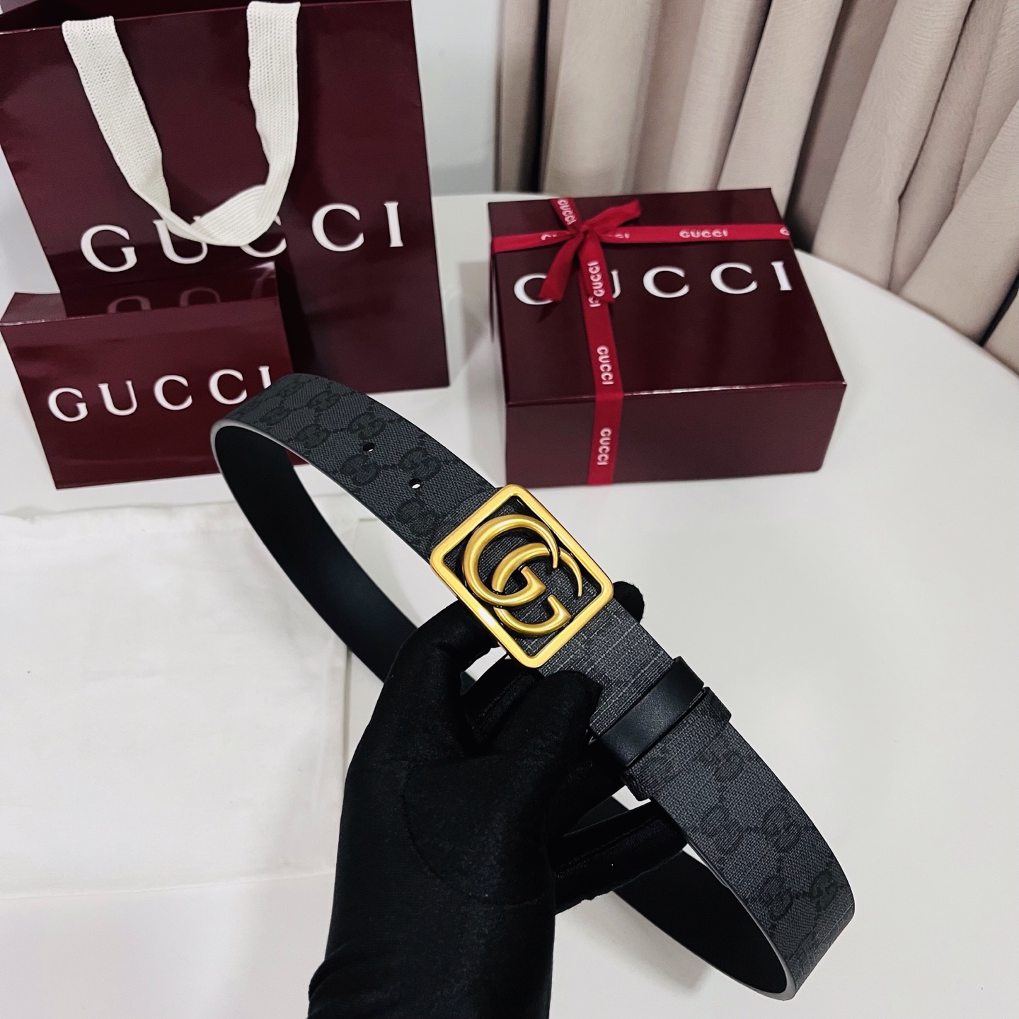 新款 Generation Gucci古驰世代系列深入探索品牌的典藏元素，将不同世代的设计融合为统一的美