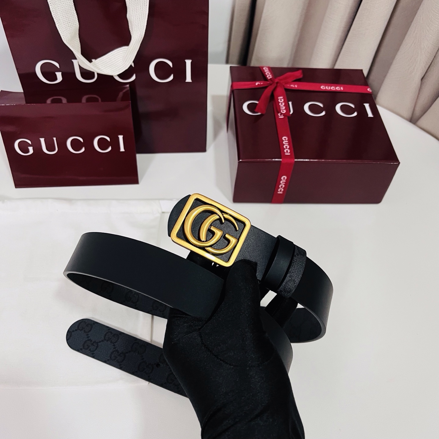新款 Generation Gucci古驰世代系列深入探索品牌的典藏元素，将不同世代的设计融合为统一的美