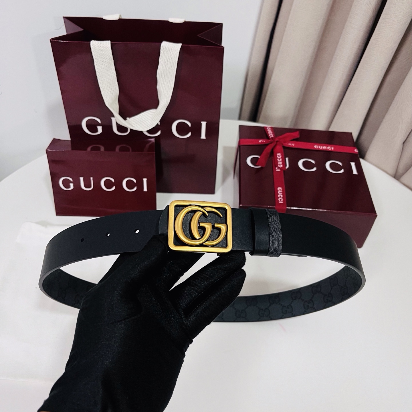 新款 Generation Gucci古驰世代系列深入探索品牌的典藏元素，将不同世代的设计融合为统一的美