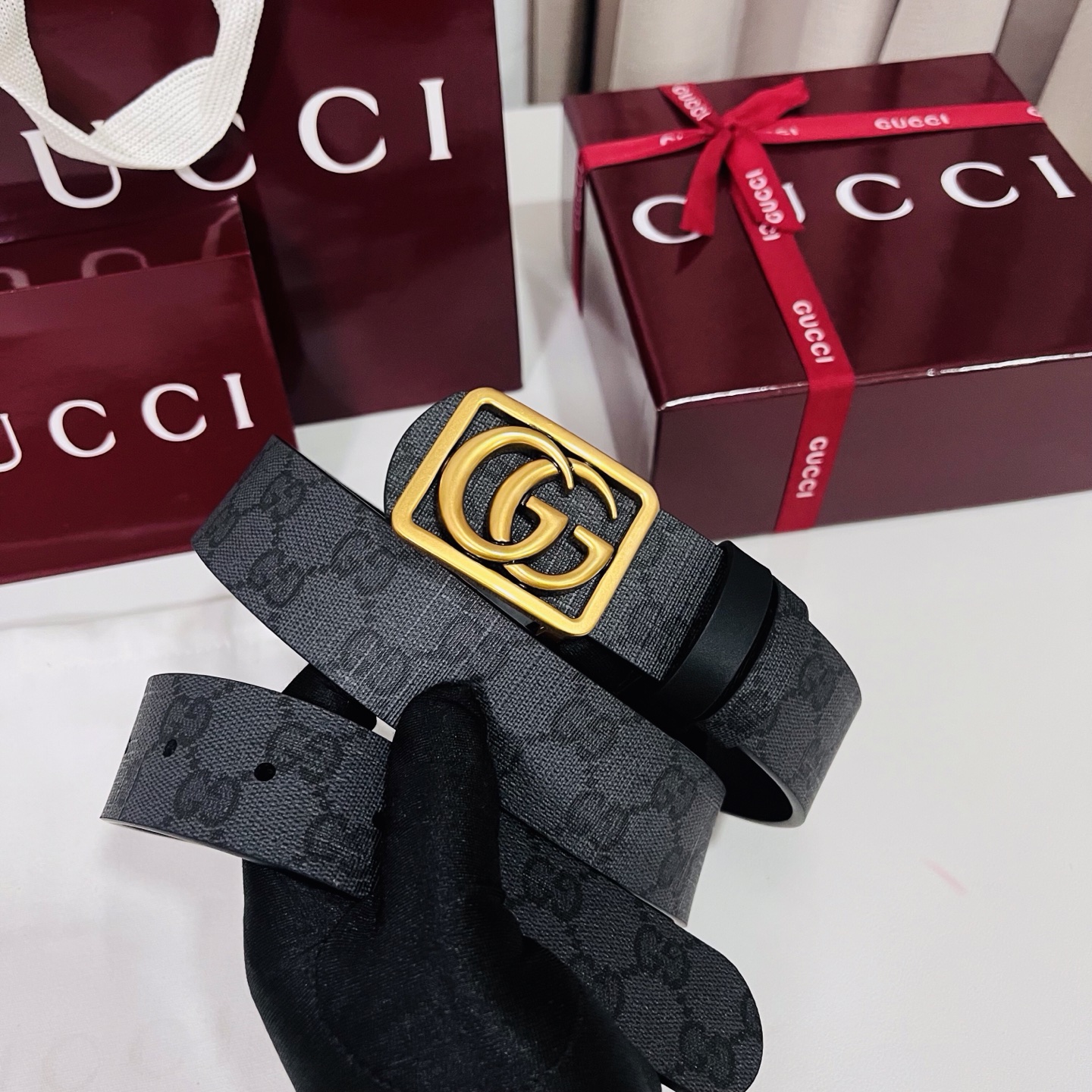 新款 Generation Gucci古驰世代系列深入探索品牌的典藏元素，将不同世代的设计融合为统一的美