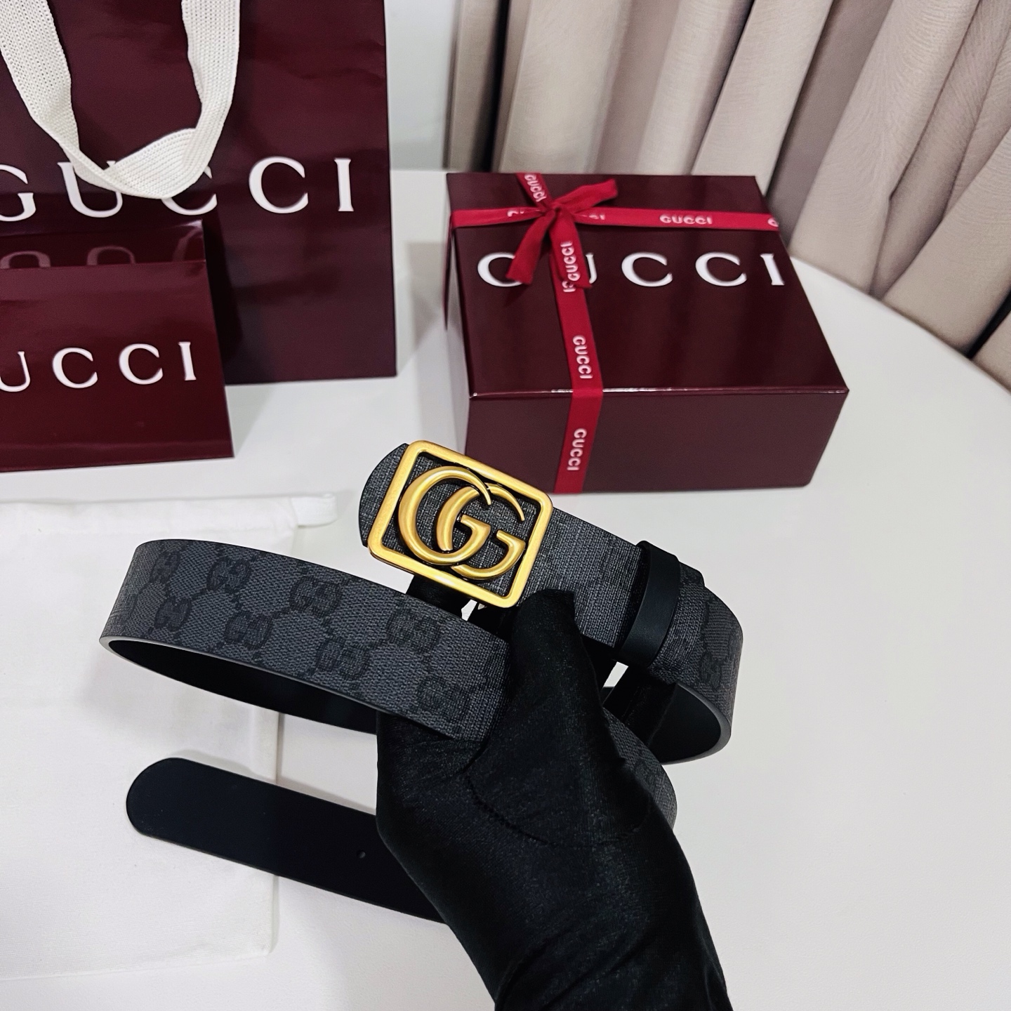 新款 Generation Gucci古驰世代系列深入探索品牌的典藏元素，将不同世代的设计融合为统一的美