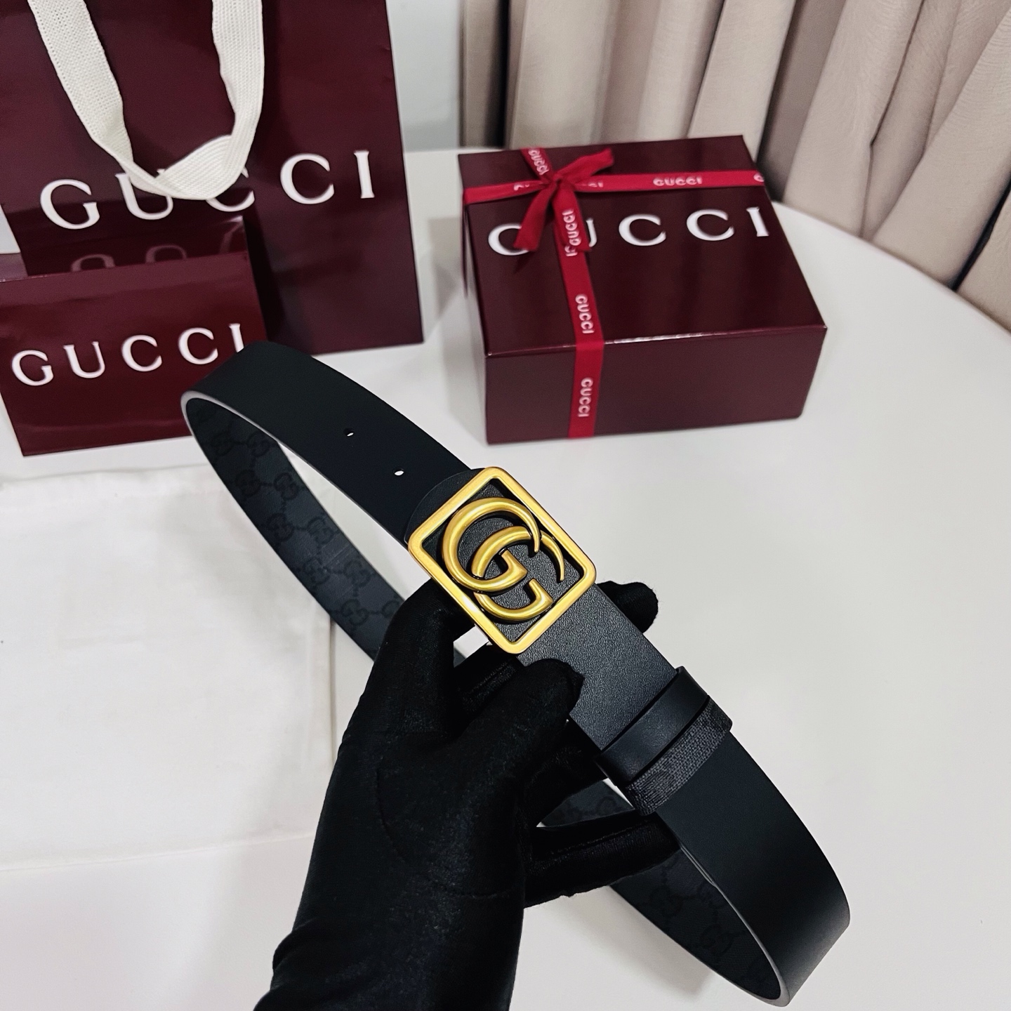 新款 Generation Gucci古驰世代系列深入探索品牌的典藏元素，将不同世代的设计融合为统一的美