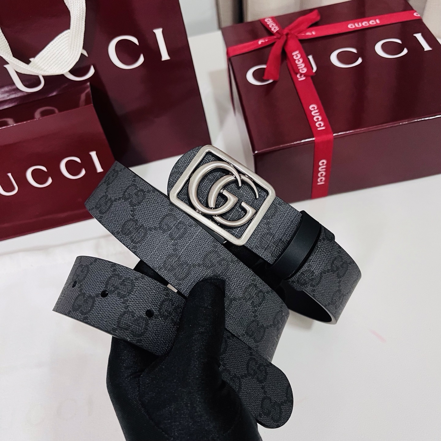新款 Generation Gucci古驰世代系列深入探索品牌的典藏元素，将不同世代的设计融合为统一的美