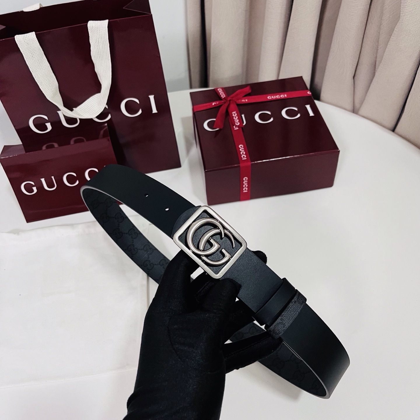 新款 Generation Gucci古驰世代系列深入探索品牌的典藏元素，将不同世代的设计融合为统一的美