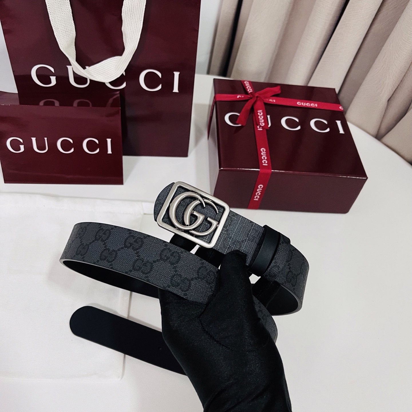 新款 Generation Gucci古驰世代系列深入探索品牌的典藏元素，将不同世代的设计融合为统一的美