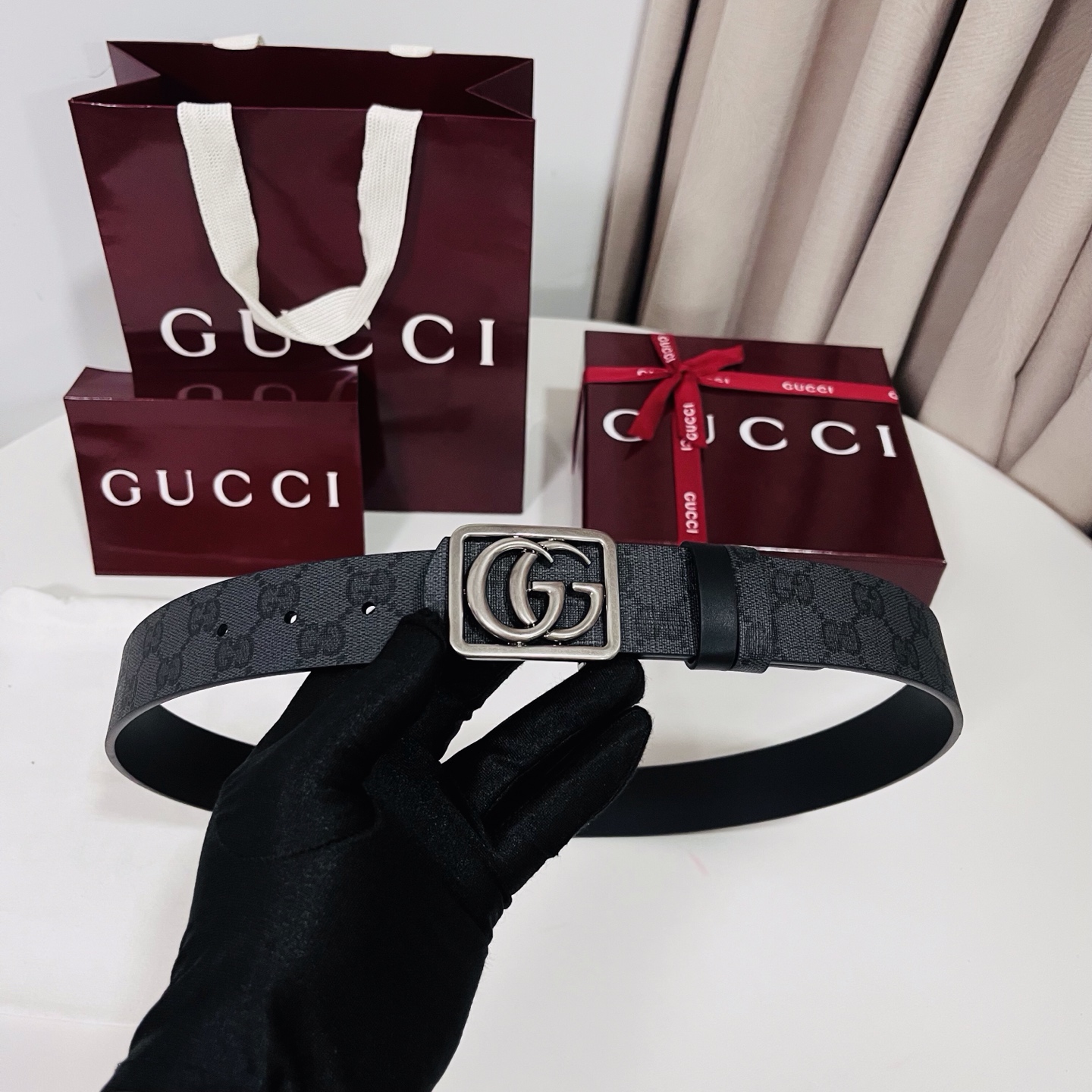 新款 Generation Gucci古驰世代系列深入探索品牌的典藏元素，将不同世代的设计融合为统一的美
