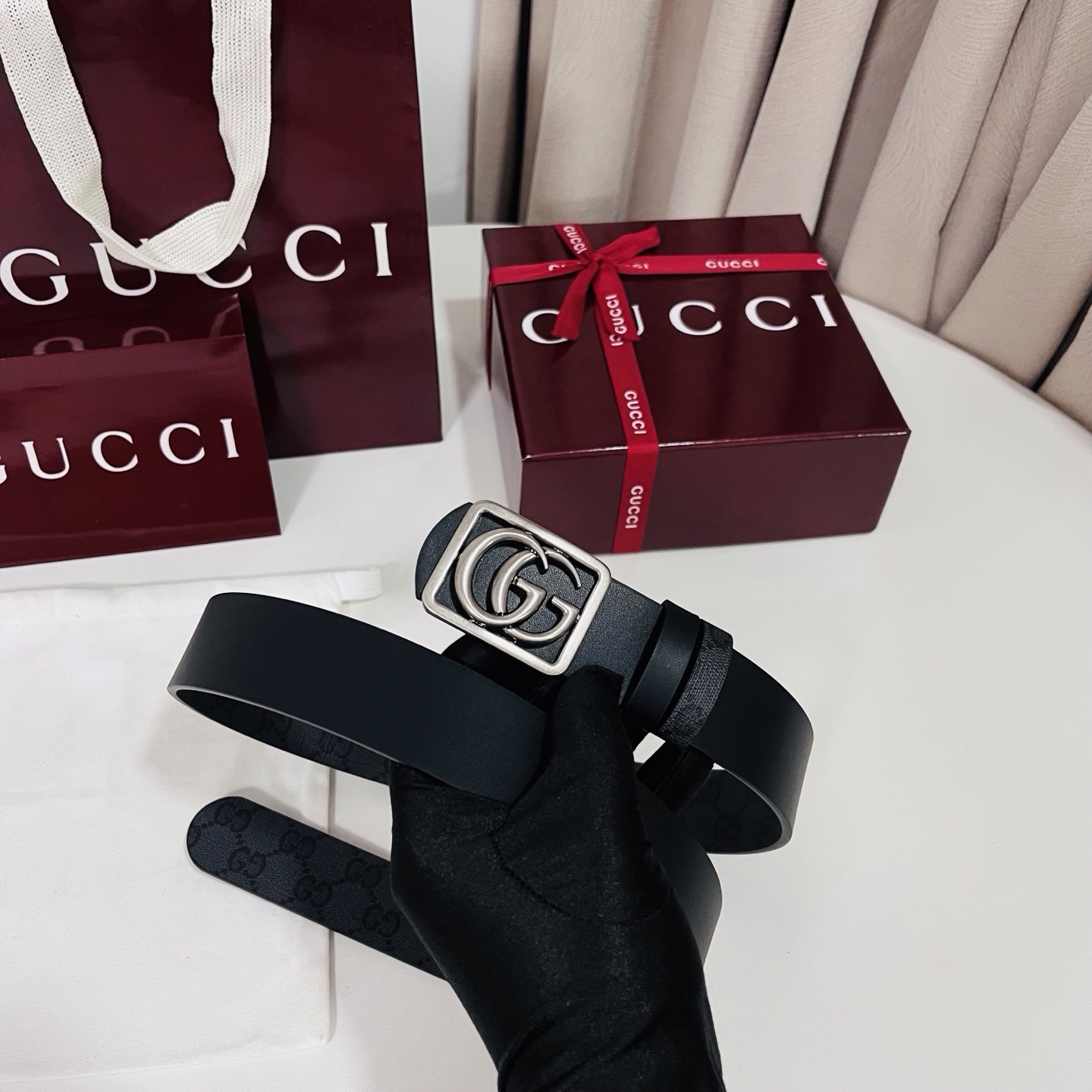 新款 Generation Gucci古驰世代系列深入探索品牌的典藏元素，将不同世代的设计融合为统一的美