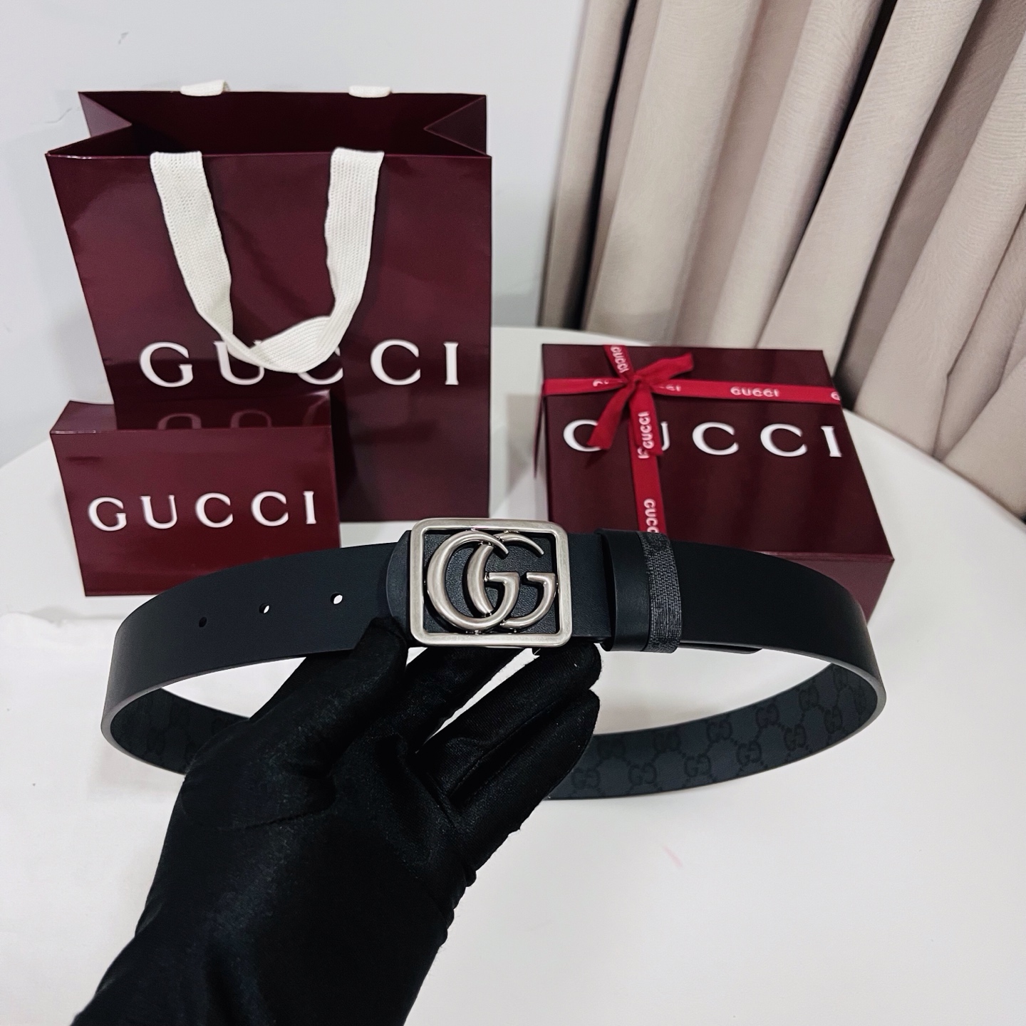 新款 Generation Gucci古驰世代系列深入探索品牌的典藏元素，将不同世代的设计融合为统一的美