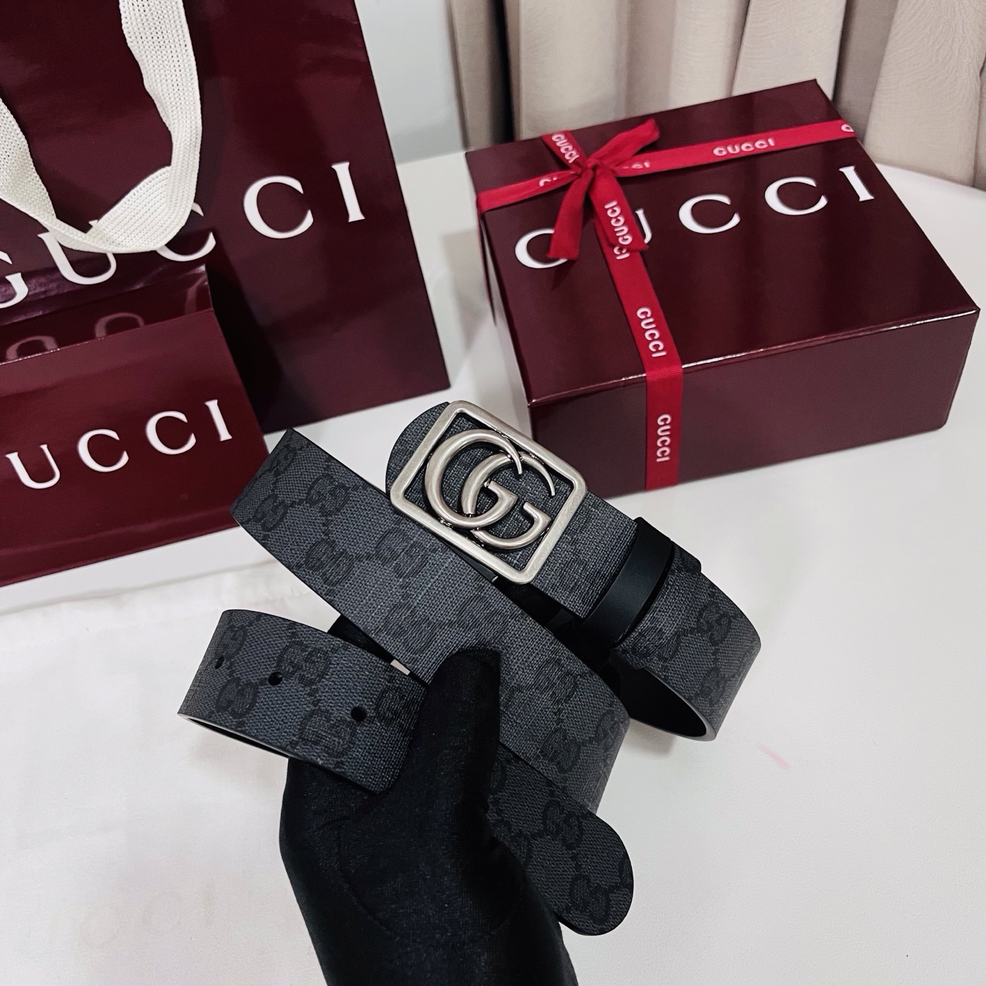 新款 Generation Gucci古驰世代系列深入探索品牌的典藏元素，将不同世代的设计融合为统一的美
