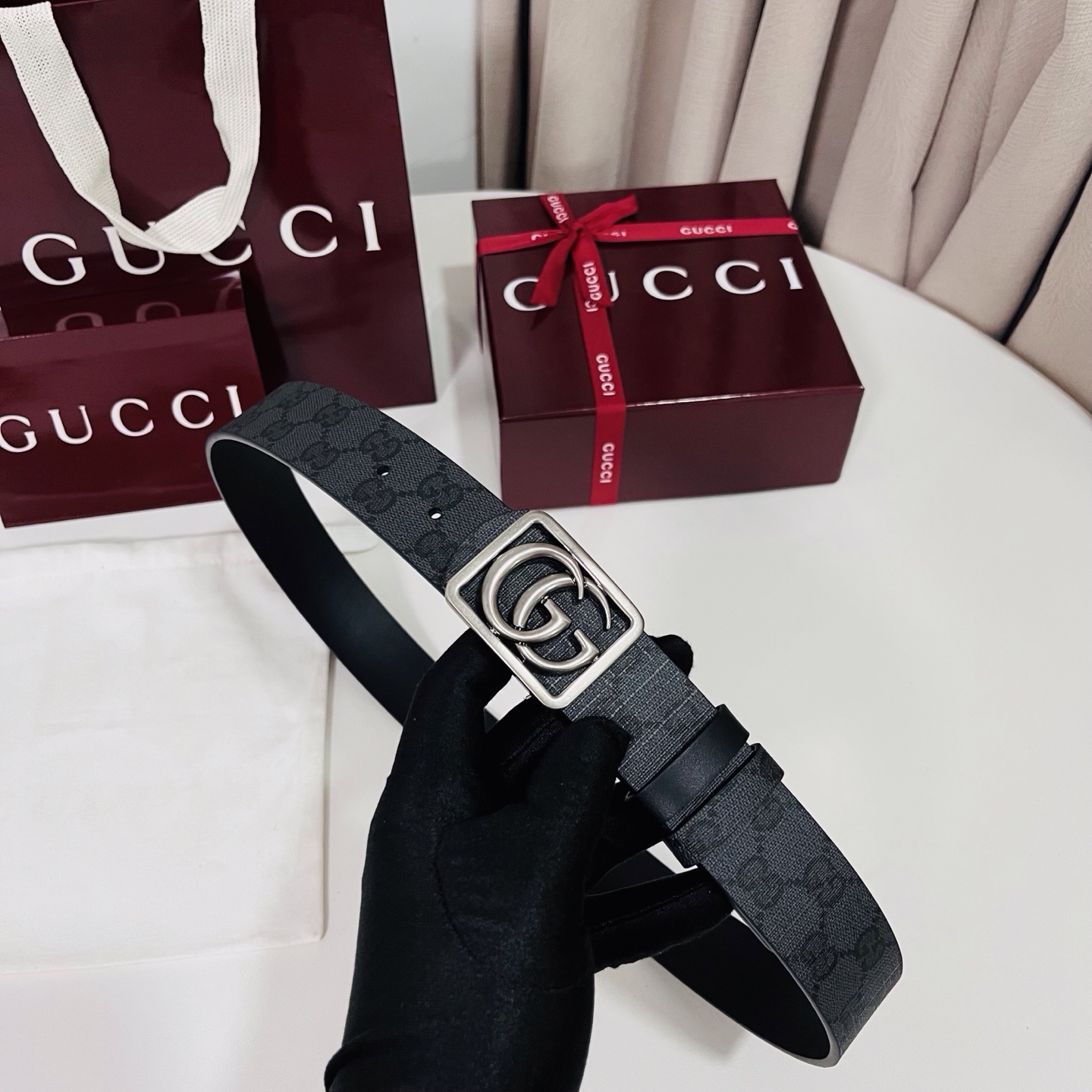 新款 Generation Gucci古驰世代系列深入探索品牌的典藏元素，将不同世代的设计融合为统一的美
