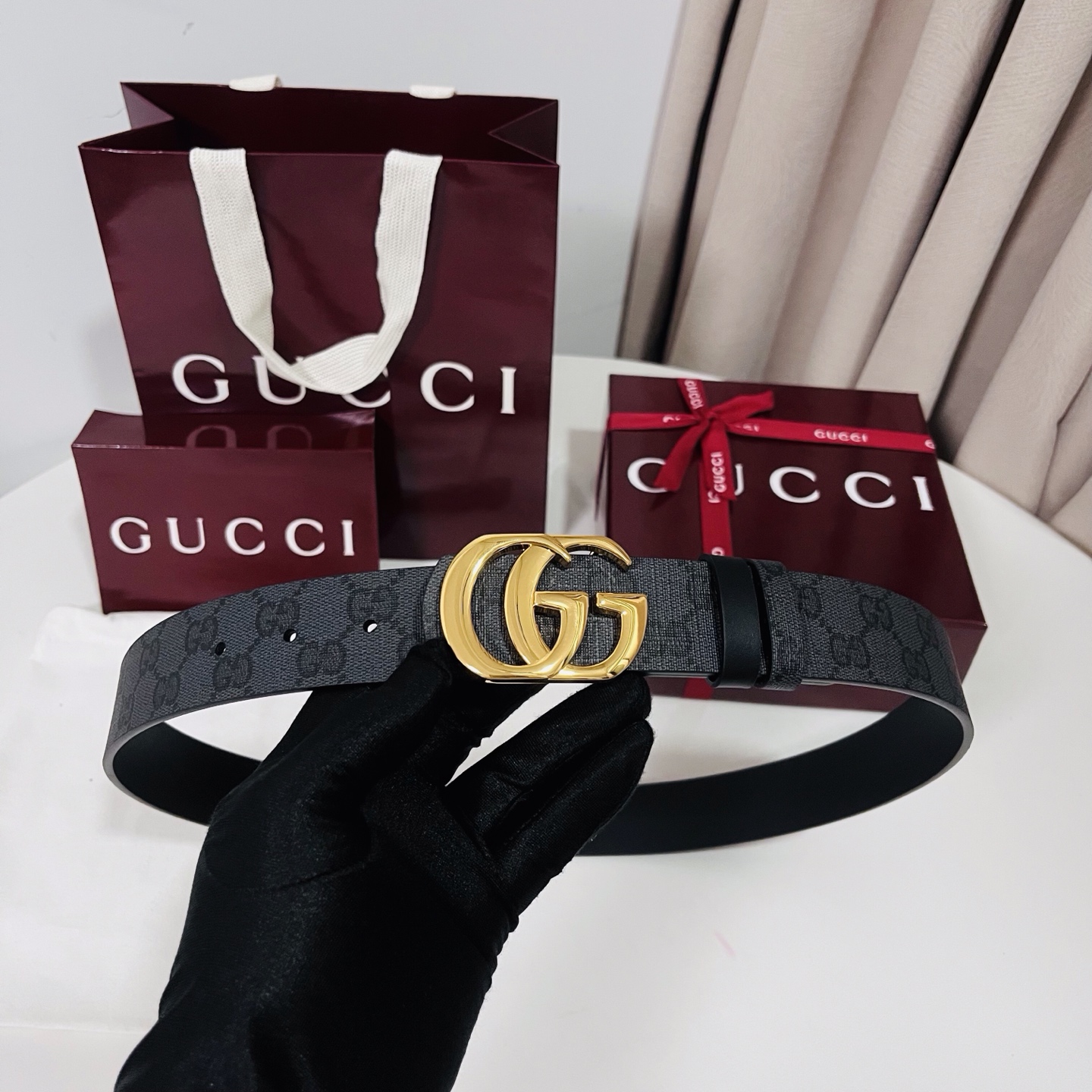 新款 Generation Gucci古驰世代系列深入探索品牌的典藏元素，将不同世代的设计融合为统一的美