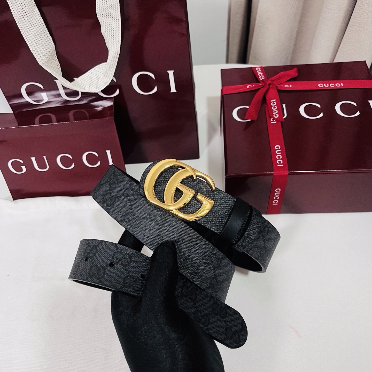新款 Generation Gucci古驰世代系列深入探索品牌的典藏元素，将不同世代的设计融合为统一的美