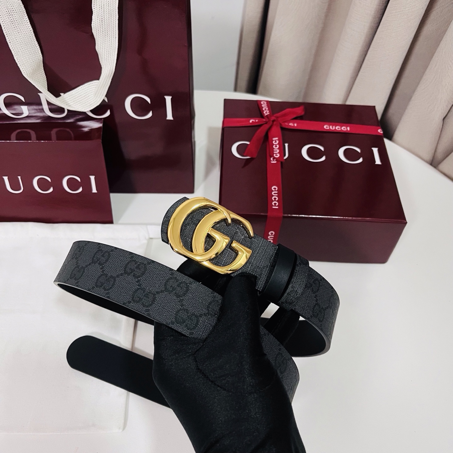 新款 Generation Gucci古驰世代系列深入探索品牌的典藏元素，将不同世代的设计融合为统一的美