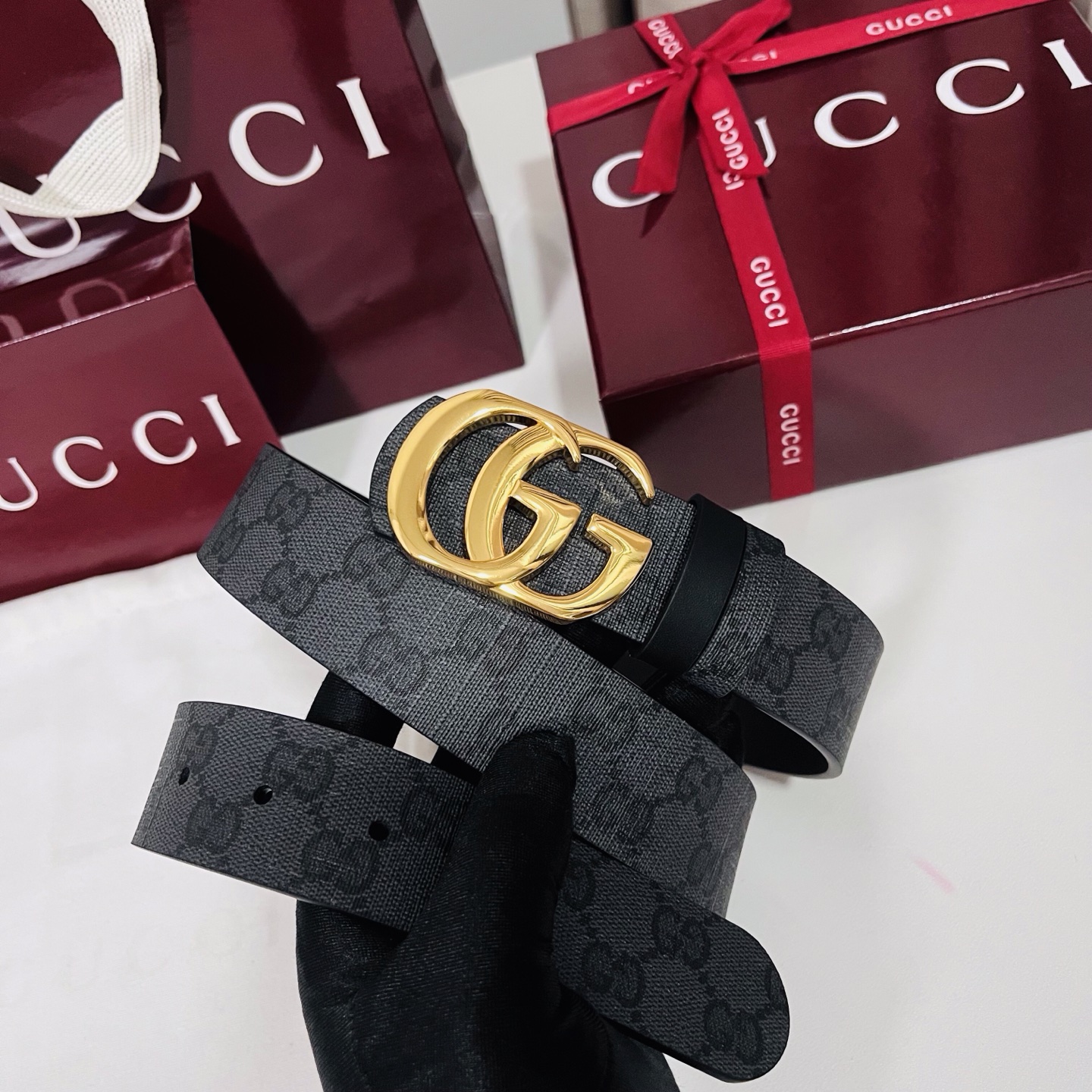 新款 Generation Gucci古驰世代系列深入探索品牌的典藏元素，将不同世代的设计融合为统一的美