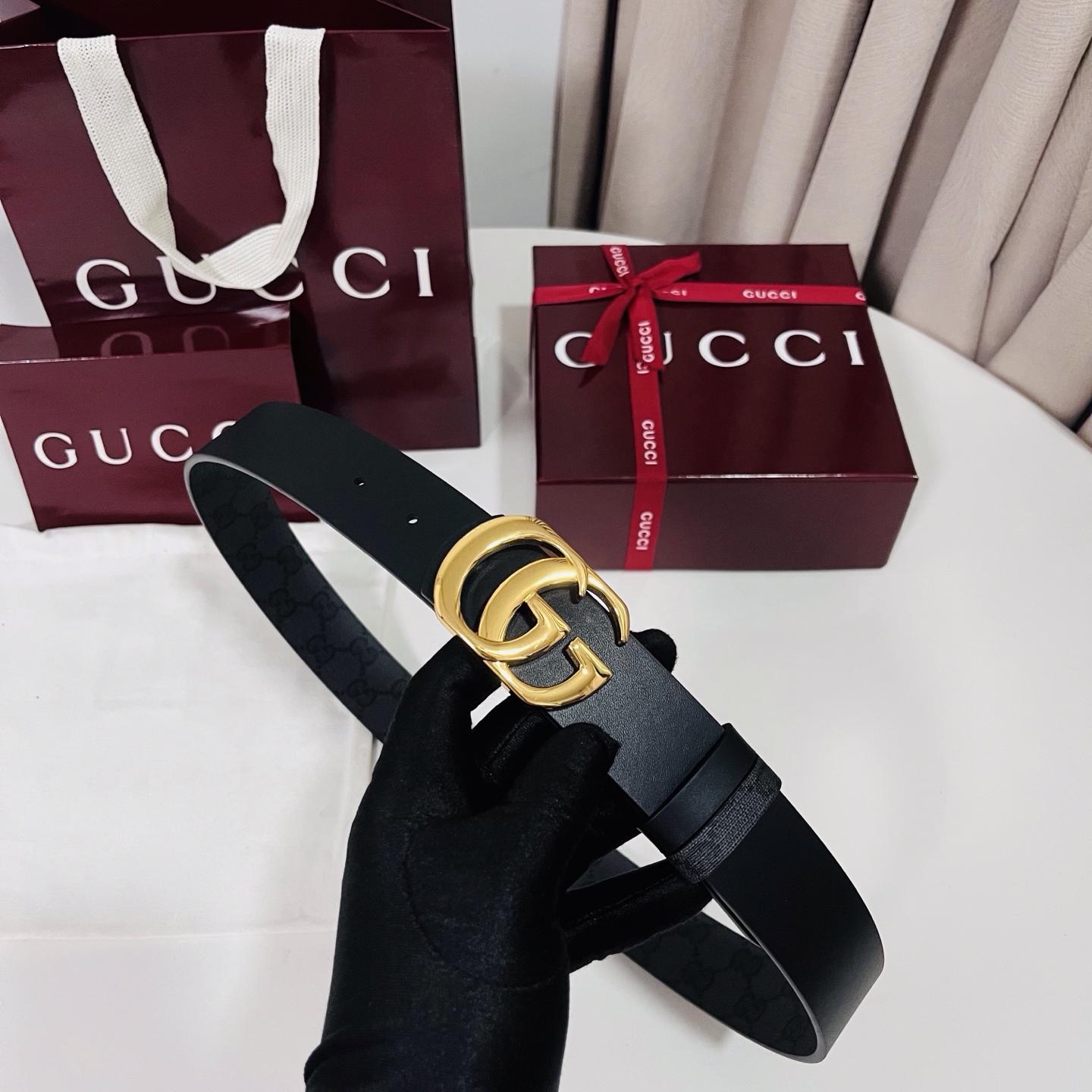 新款 Generation Gucci古驰世代系列深入探索品牌的典藏元素，将不同世代的设计融合为统一的美
