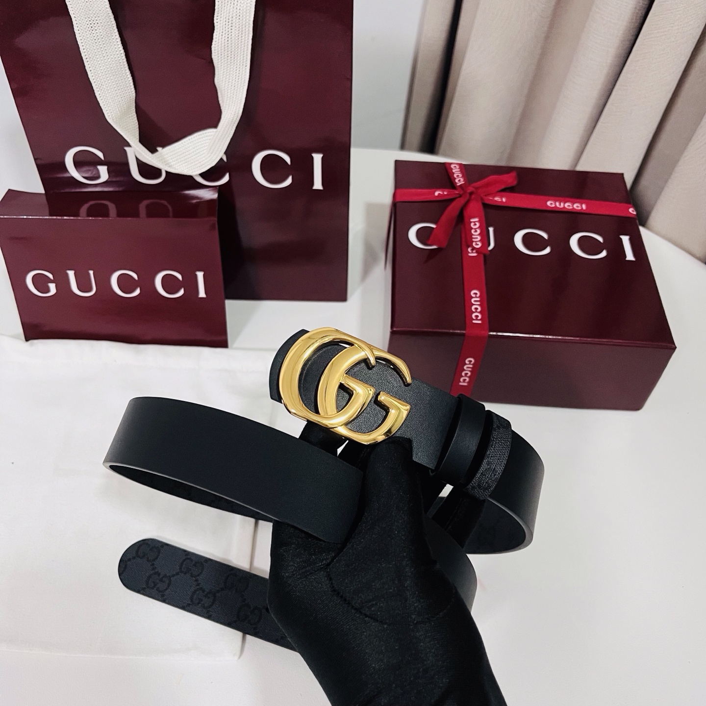 新款 Generation Gucci古驰世代系列深入探索品牌的典藏元素，将不同世代的设计融合为统一的美