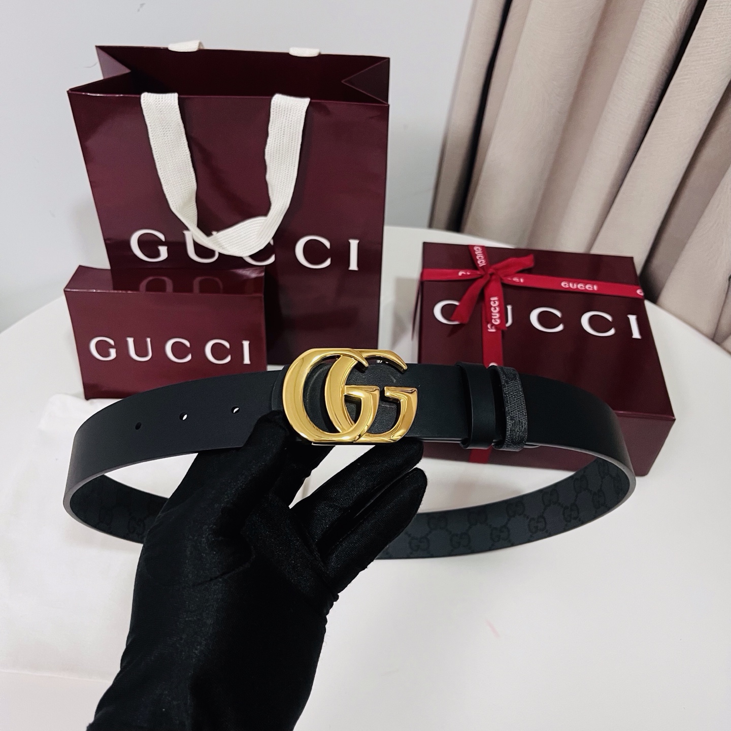 新款 Generation Gucci古驰世代系列深入探索品牌的典藏元素，将不同世代的设计融合为统一的美