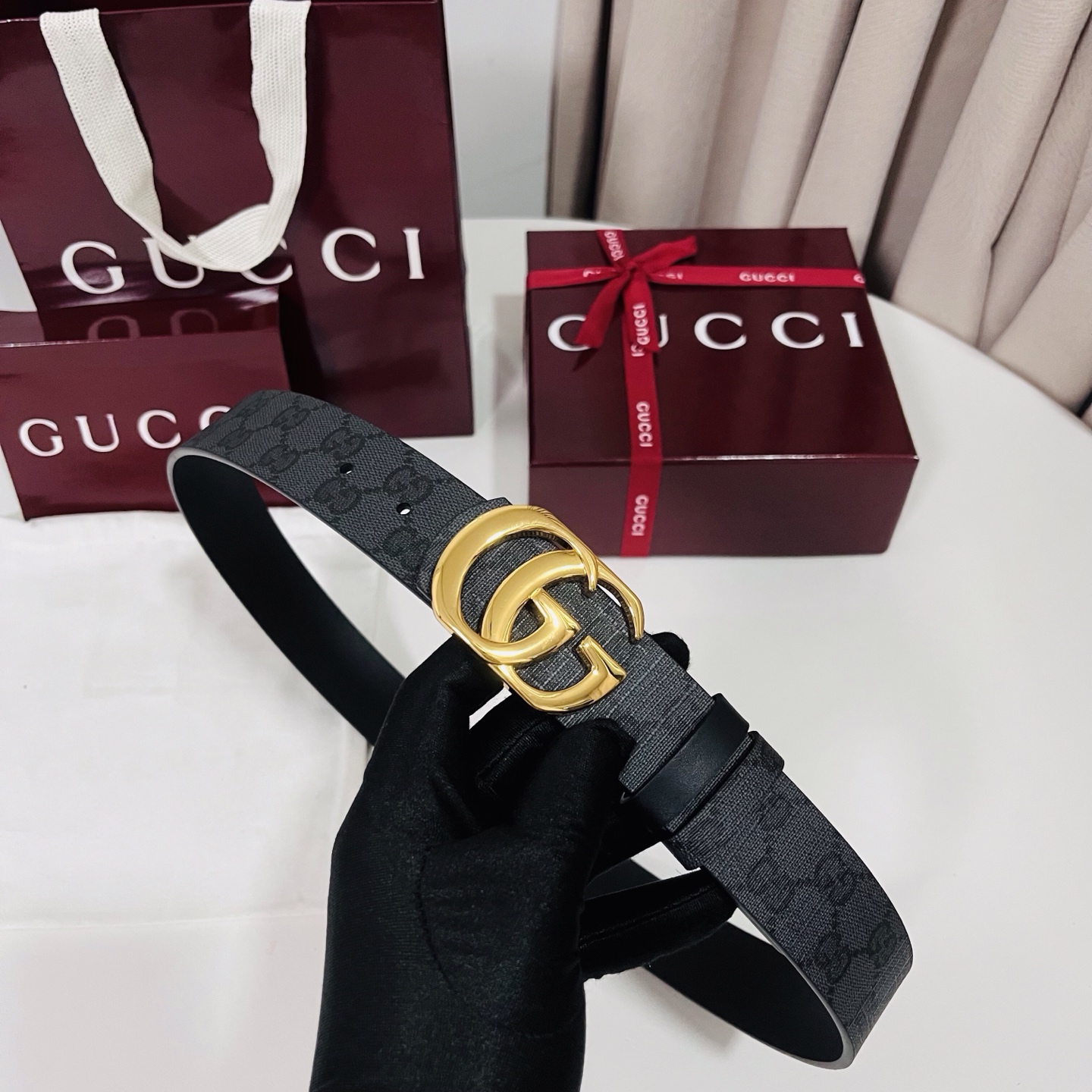 新款 Generation Gucci古驰世代系列深入探索品牌的典藏元素，将不同世代的设计融合为统一的美