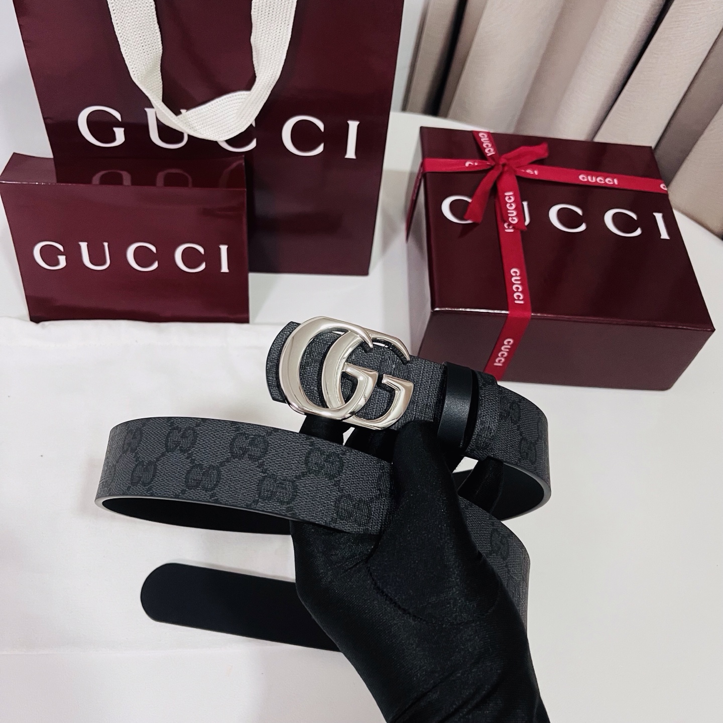 新款 Generation Gucci古驰世代系列深入探索品牌的典藏元素，将不同世代的设计融合为统一的美