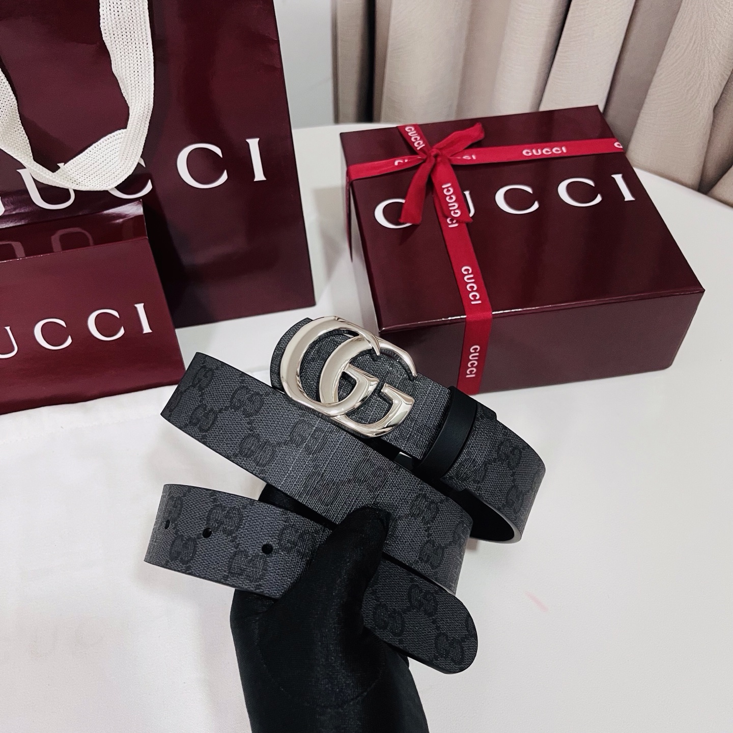 新款 Generation Gucci古驰世代系列深入探索品牌的典藏元素，将不同世代的设计融合为统一的美