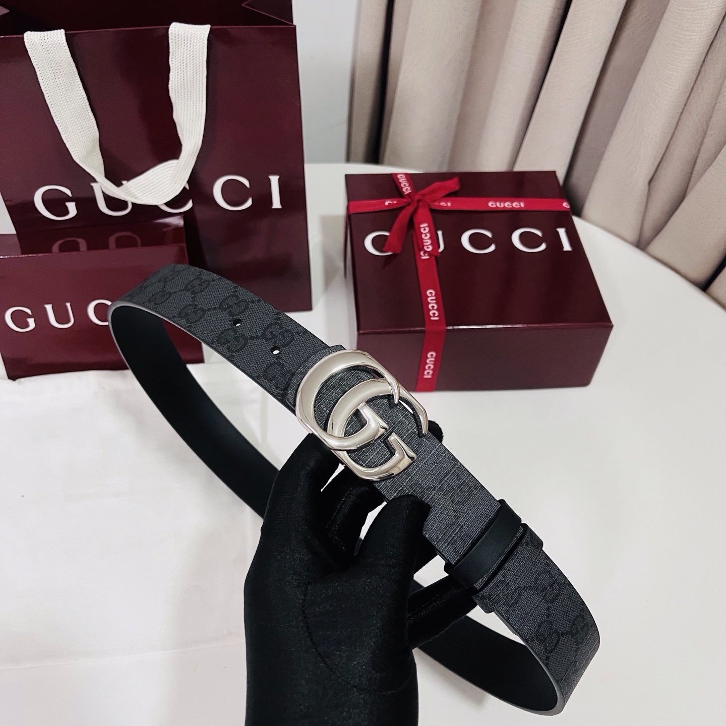 新款 Generation Gucci古驰世代系列深入探索品牌的典藏元素，将不同世代的设计融合为统一的美