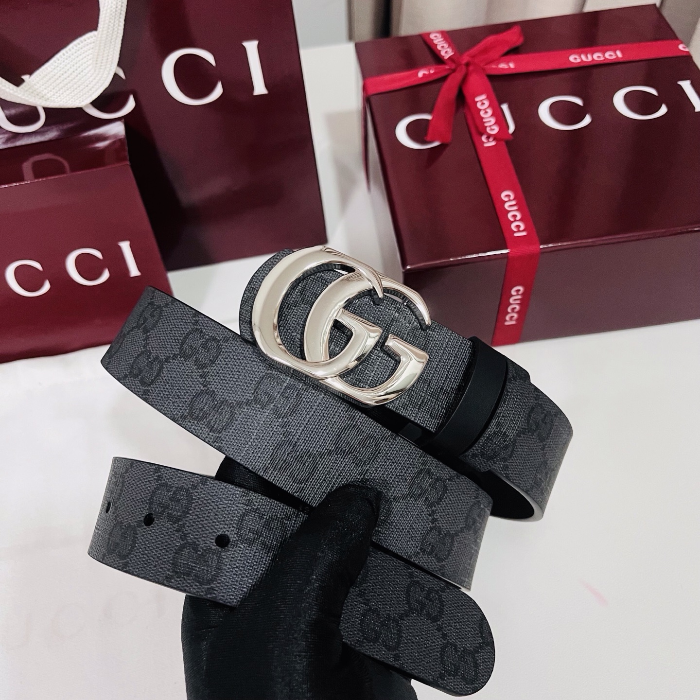 新款 Generation Gucci古驰世代系列深入探索品牌的典藏元素，将不同世代的设计融合为统一的美