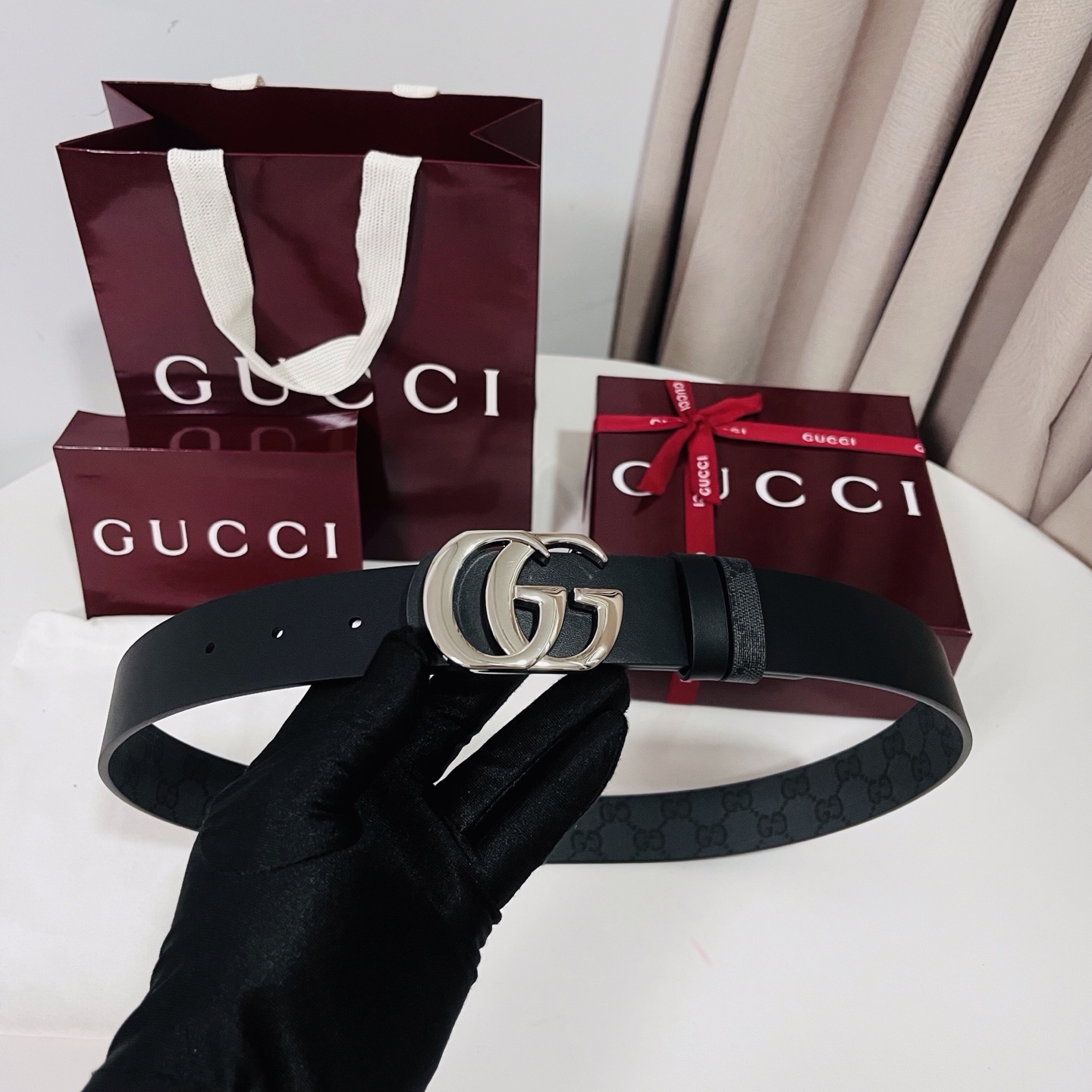 新款 Generation Gucci古驰世代系列深入探索品牌的典藏元素，将不同世代的设计融合为统一的美