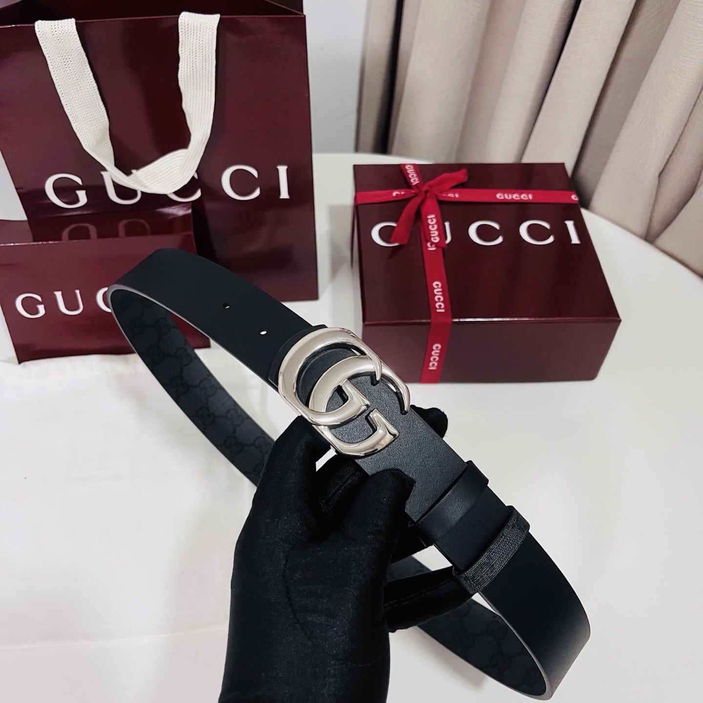 新款 Generation Gucci古驰世代系列深入探索品牌的典藏元素，将不同世代的设计融合为统一的美
