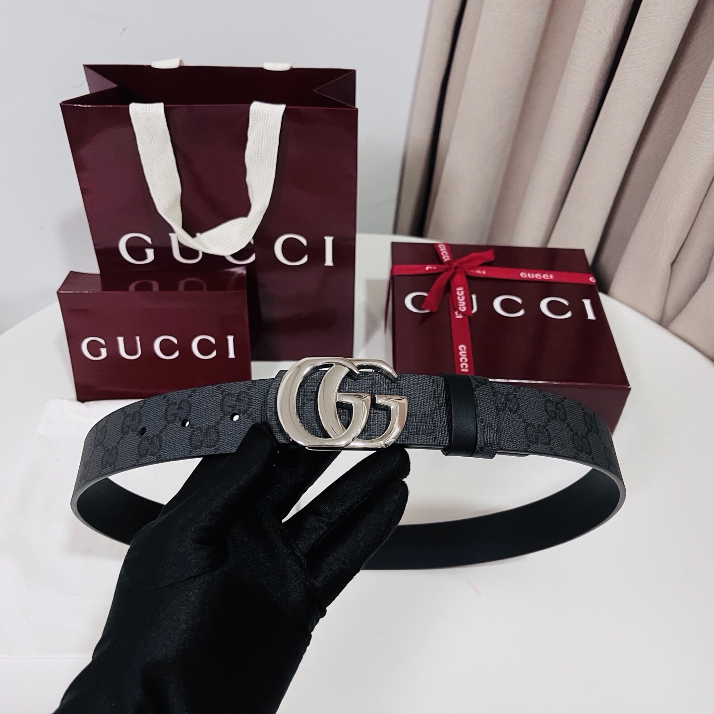 新款 Generation Gucci古驰世代系列深入探索品牌的典藏元素，将不同世代的设计融合为统一的美