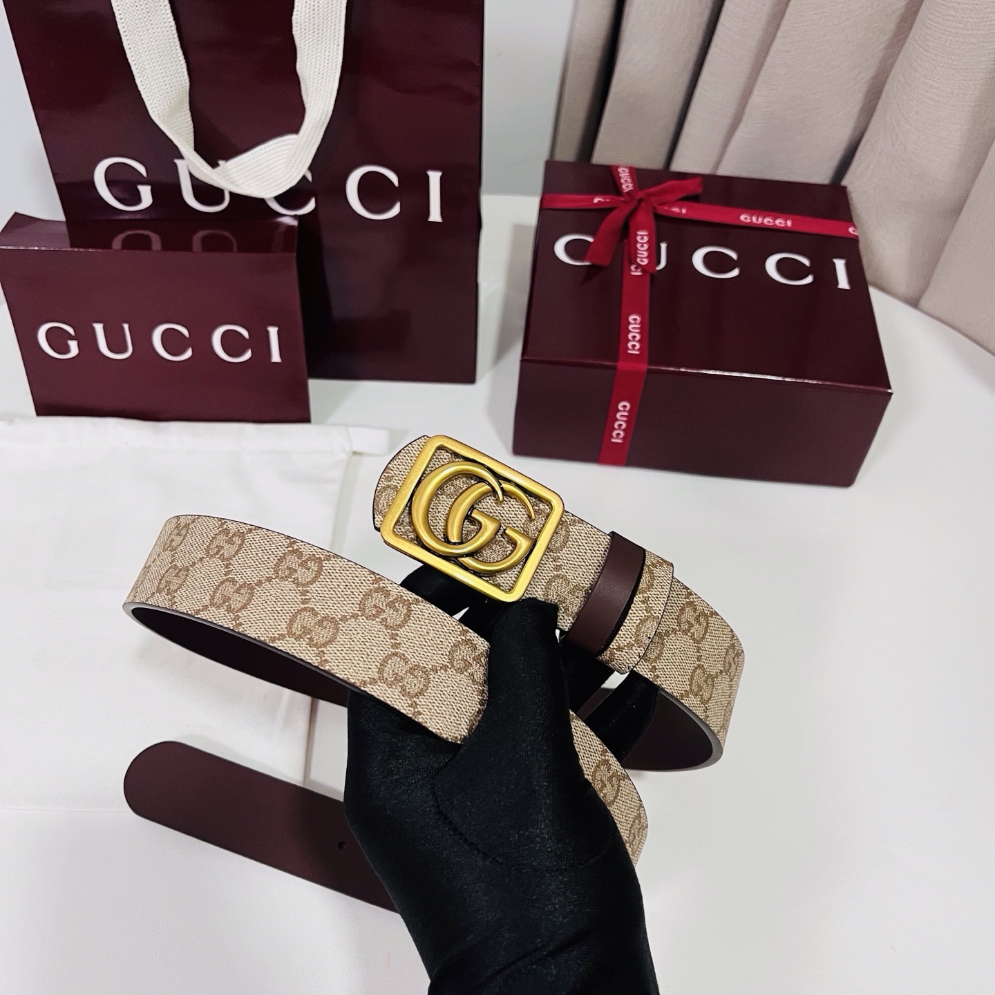 新款 Generation Gucci 深入探索品牌的典藏元素，将不同世代的设计融合成一种美学叙事。男士
