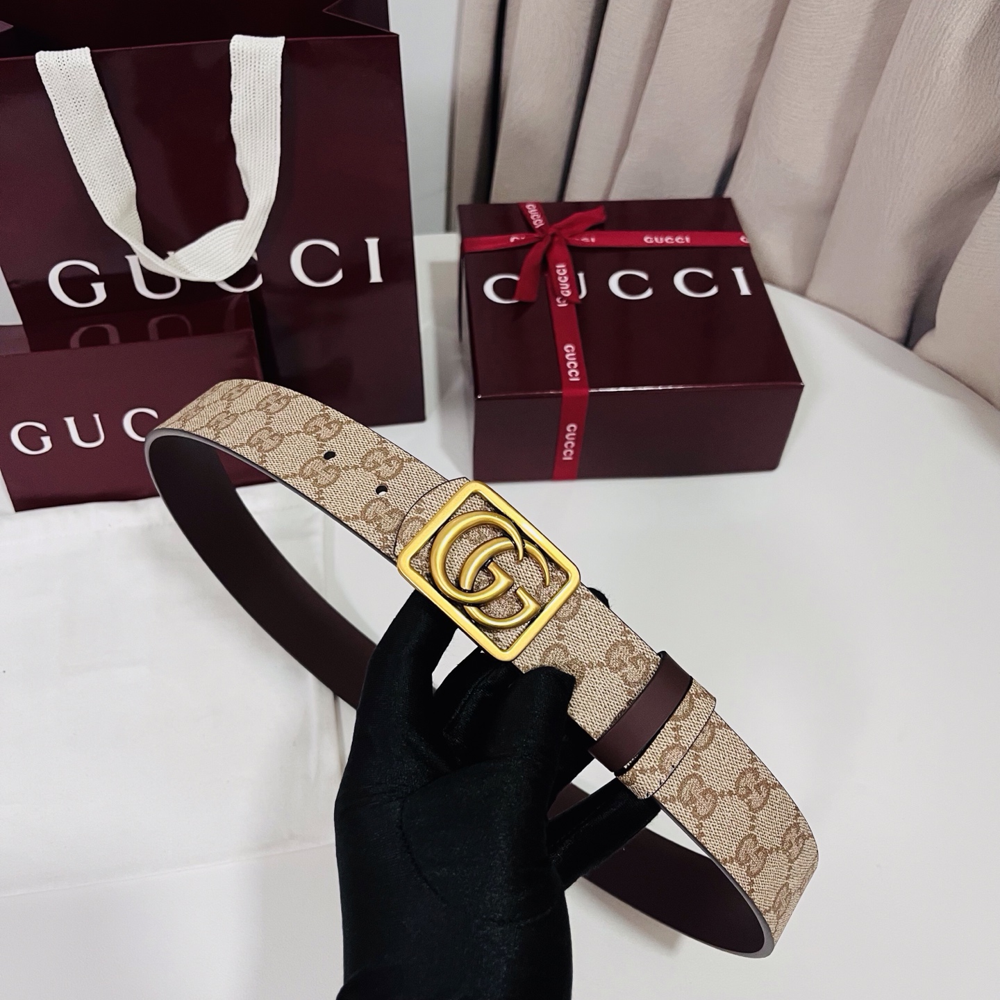 新款 Generation Gucci 深入探索品牌的典藏元素，将不同世代的设计融合成一种美学叙事。男士