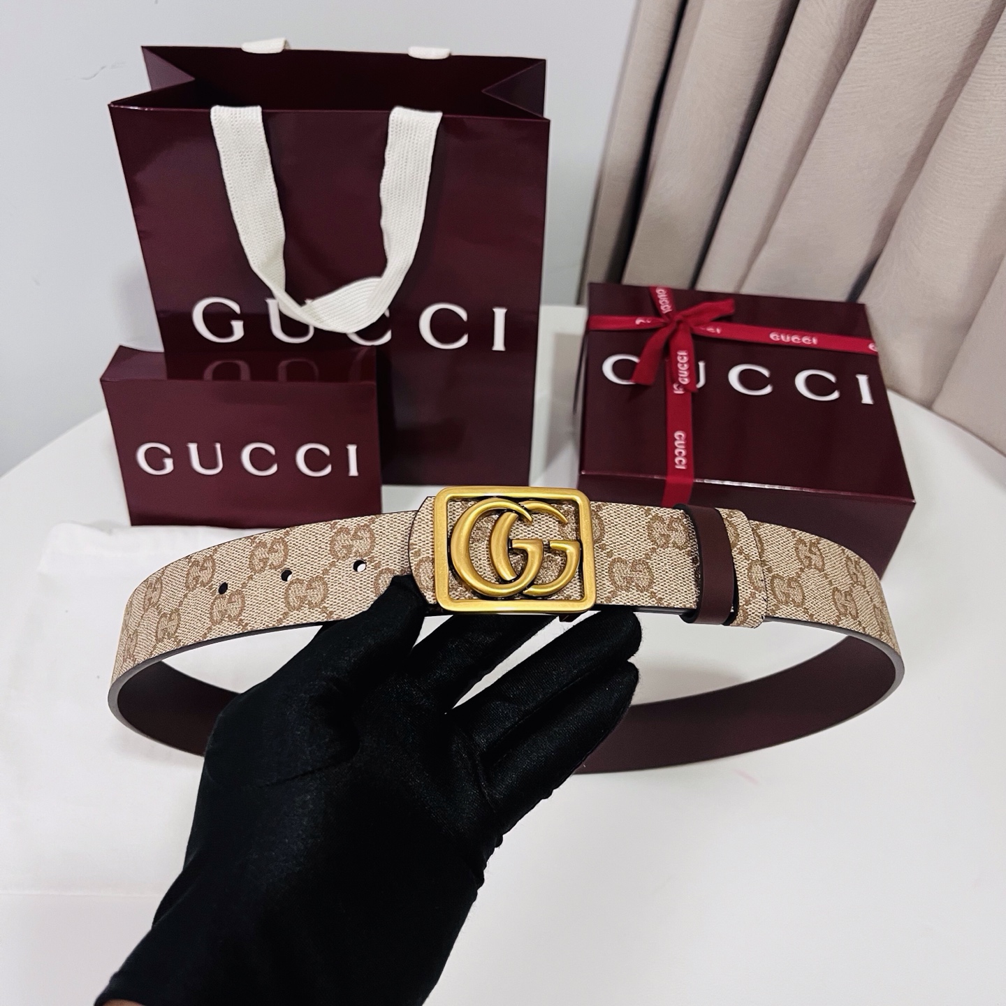 新款 Generation Gucci 深入探索品牌的典藏元素，将不同世代的设计融合成一种美学叙事。男士