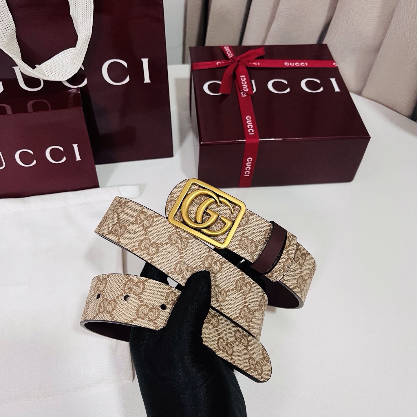 新款 Generation Gucci 深入探索品牌的典藏元素，将不同世代的设计融合成一种美学叙事。男士